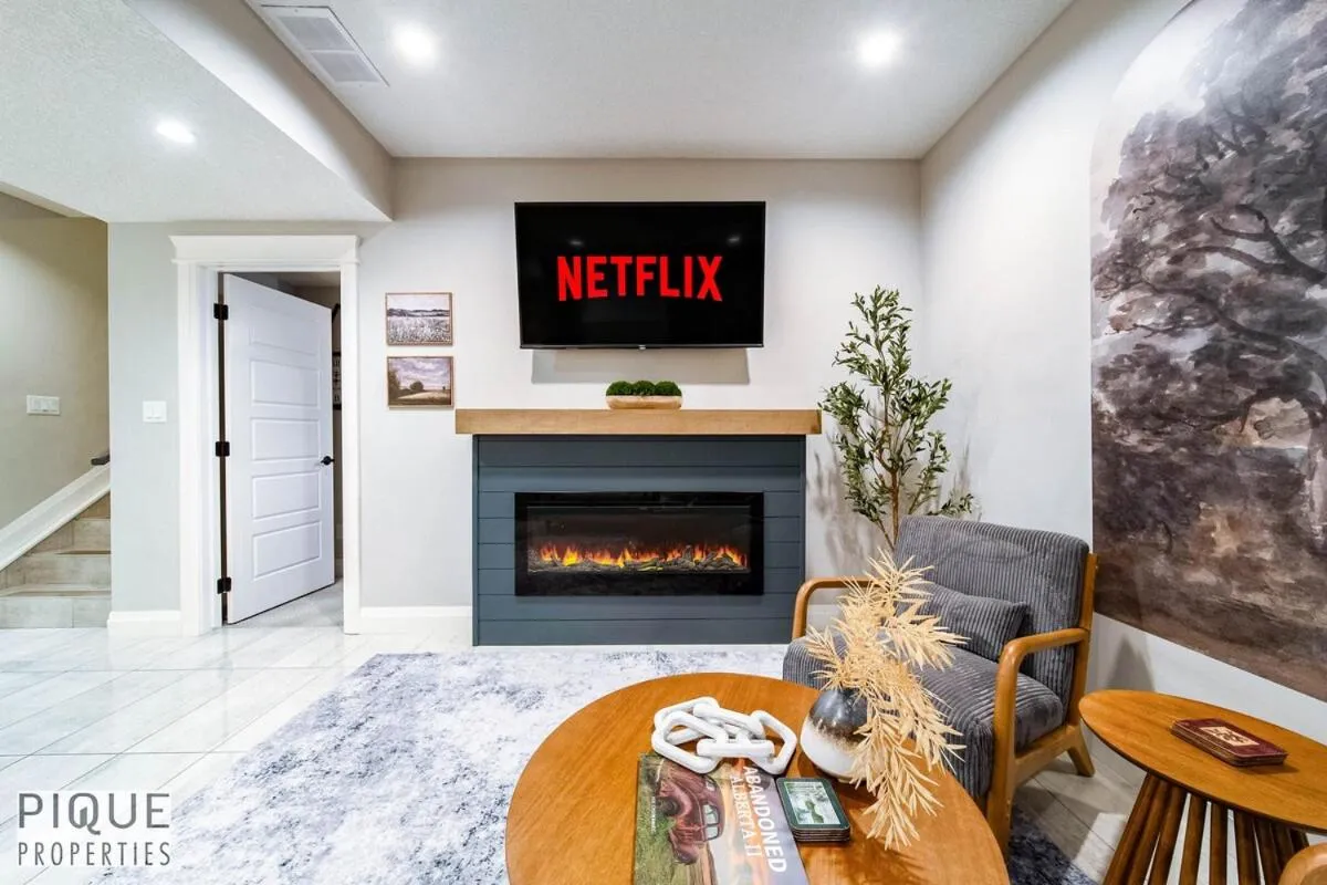 Chic Retreat with Hot Tub - King Bed - Fireplace - WEM