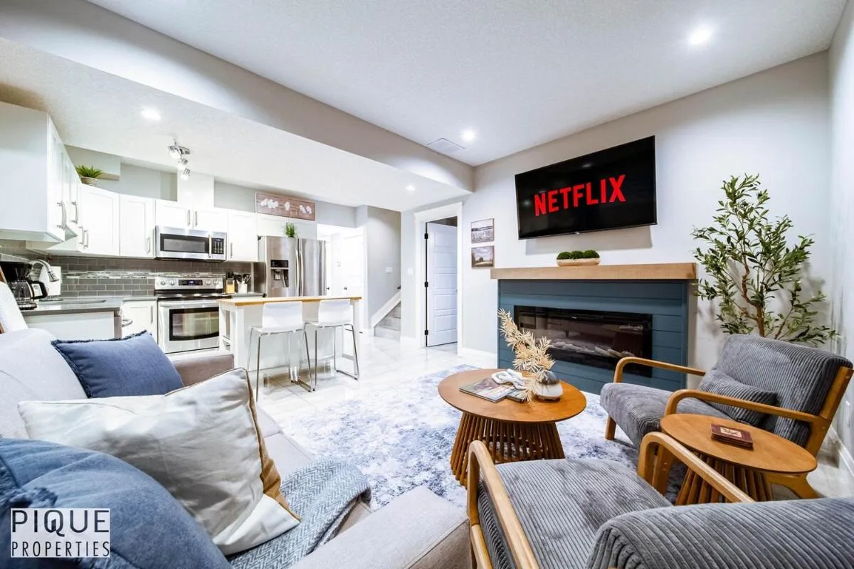 Chic Retreat with Hot Tub - King Bed - Fireplace - WEM