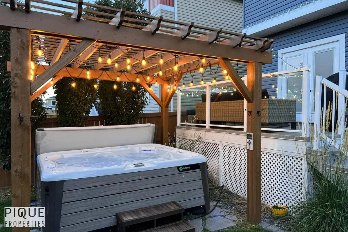 Chic Retreat with Hot Tub - King Bed - Fireplace - WEM