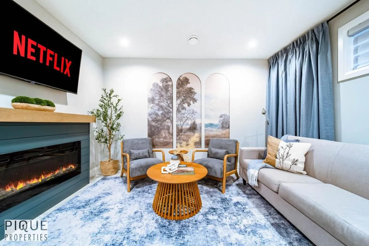 Chic Retreat with Hot Tub - King Bed - Fireplace - WEM