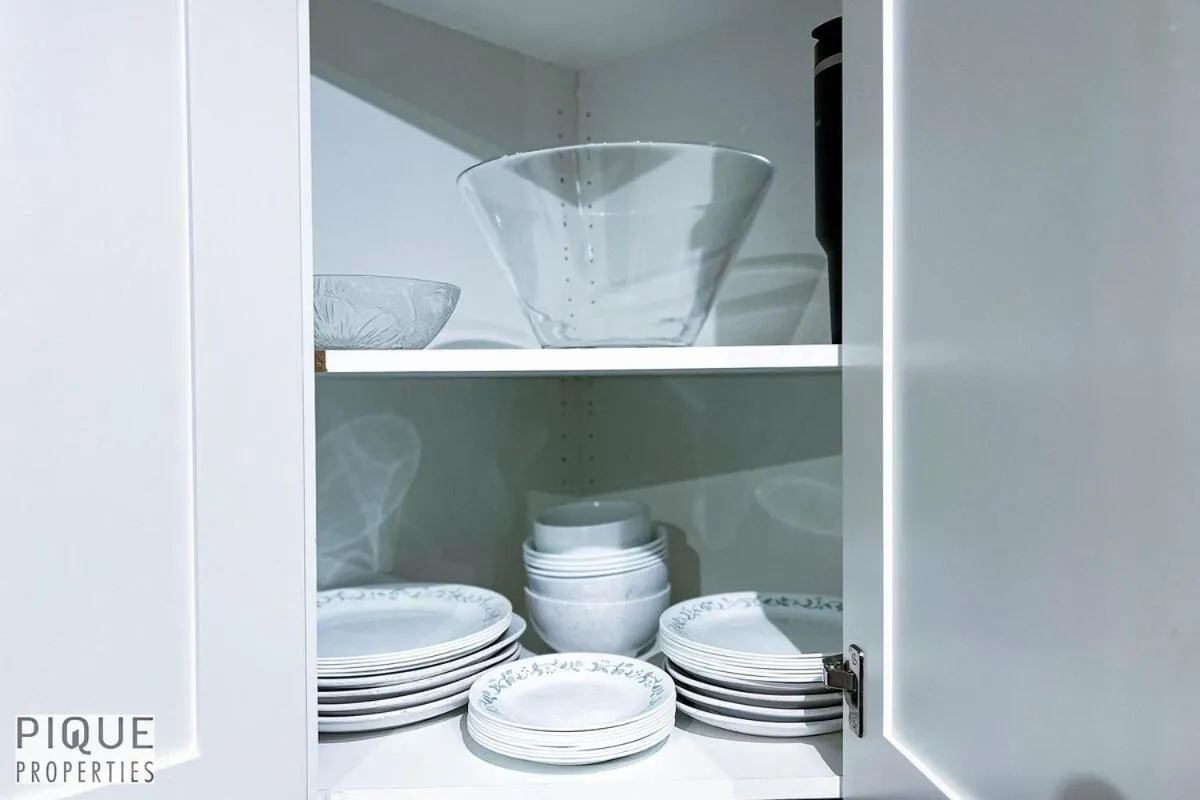 Chic Retreat with Hot Tub - King Bed - Fireplace - WEM