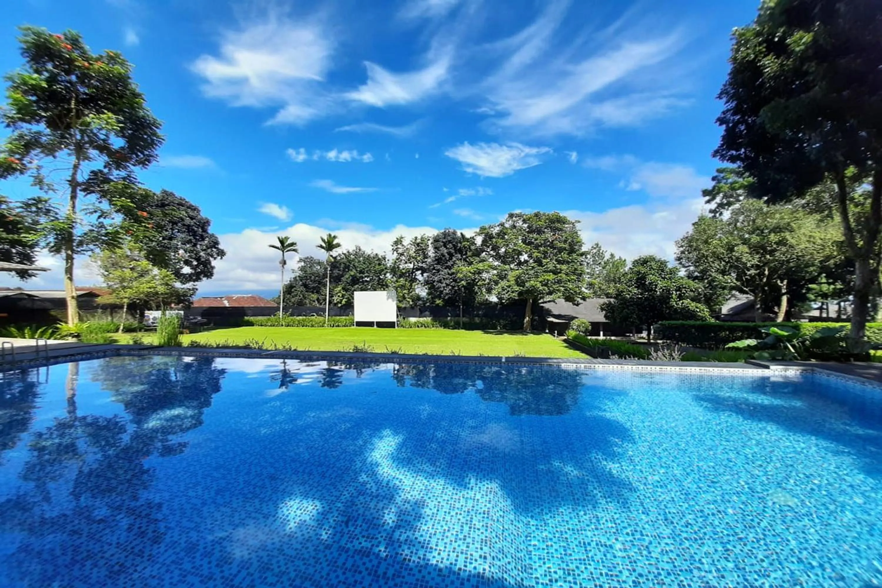 Swimming pool in Tjapoeng Resort Pancawati