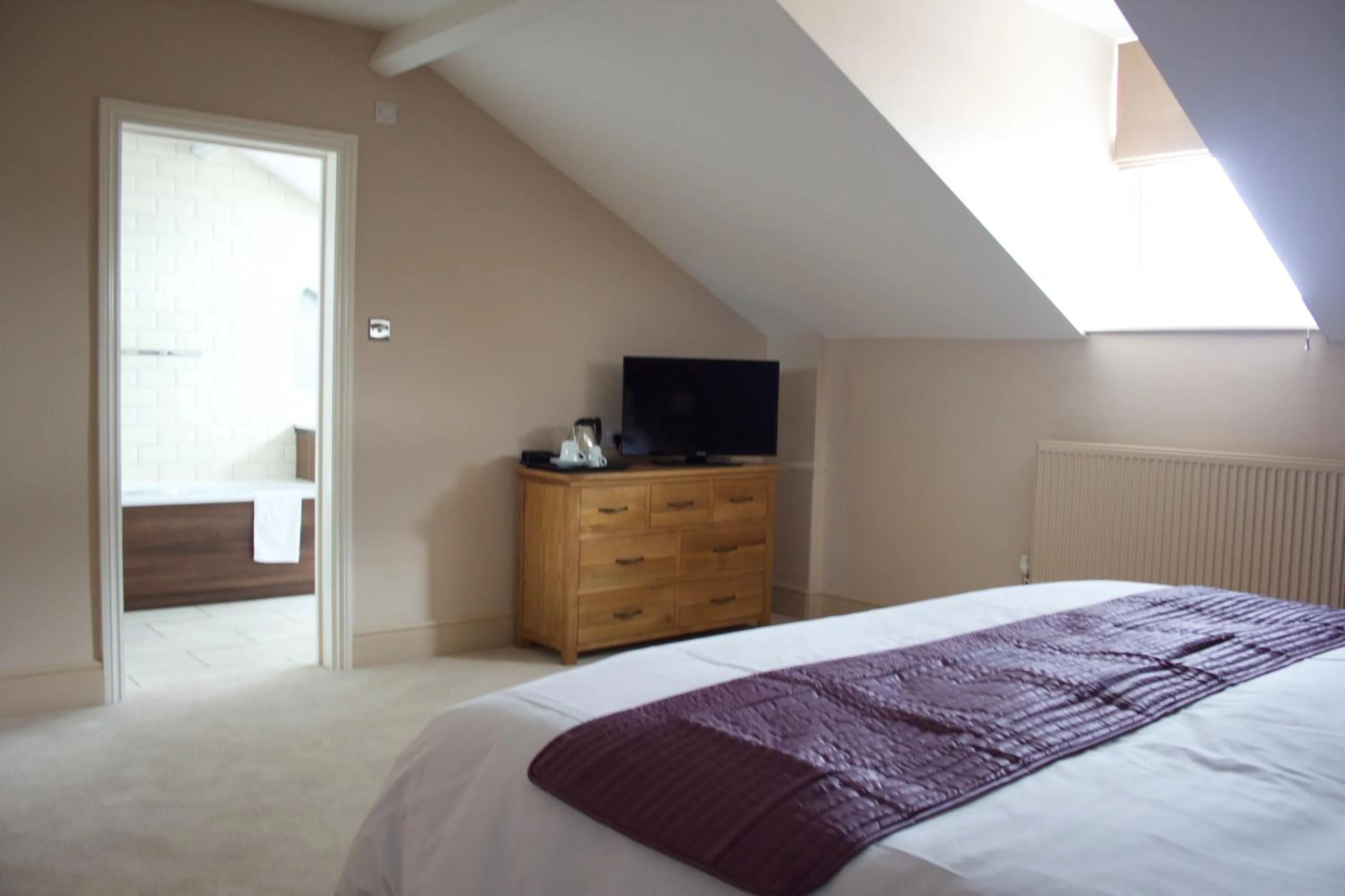 Photo of the whole room, Bed in The Clyffe Hotel