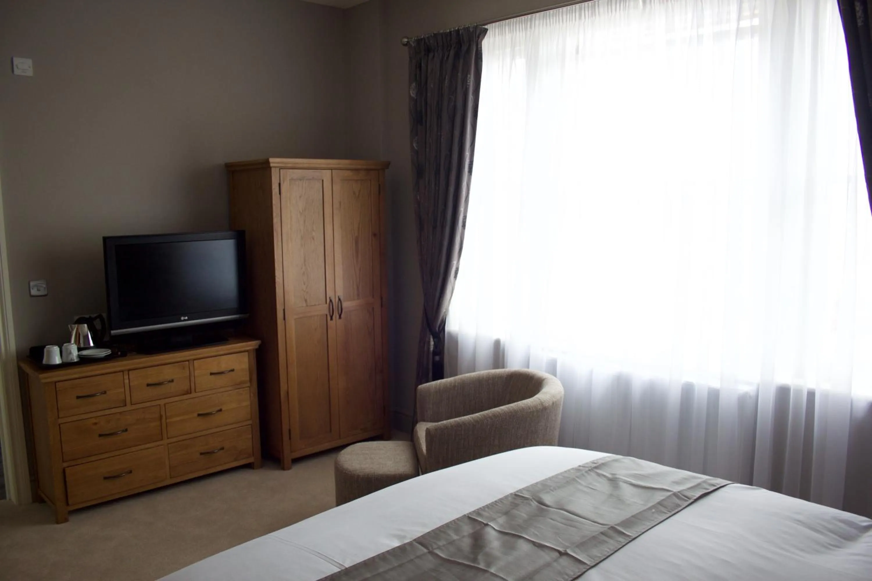 Photo of the whole room, Bed in The Clyffe Hotel