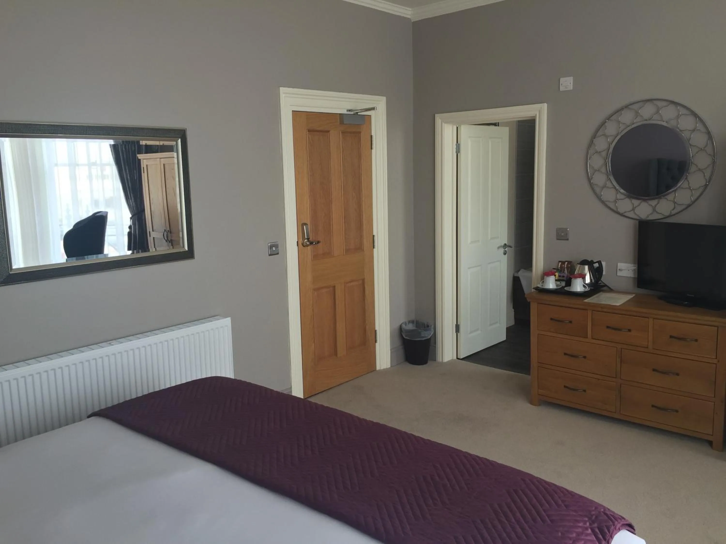 Photo of the whole room, Bed in The Clyffe Hotel