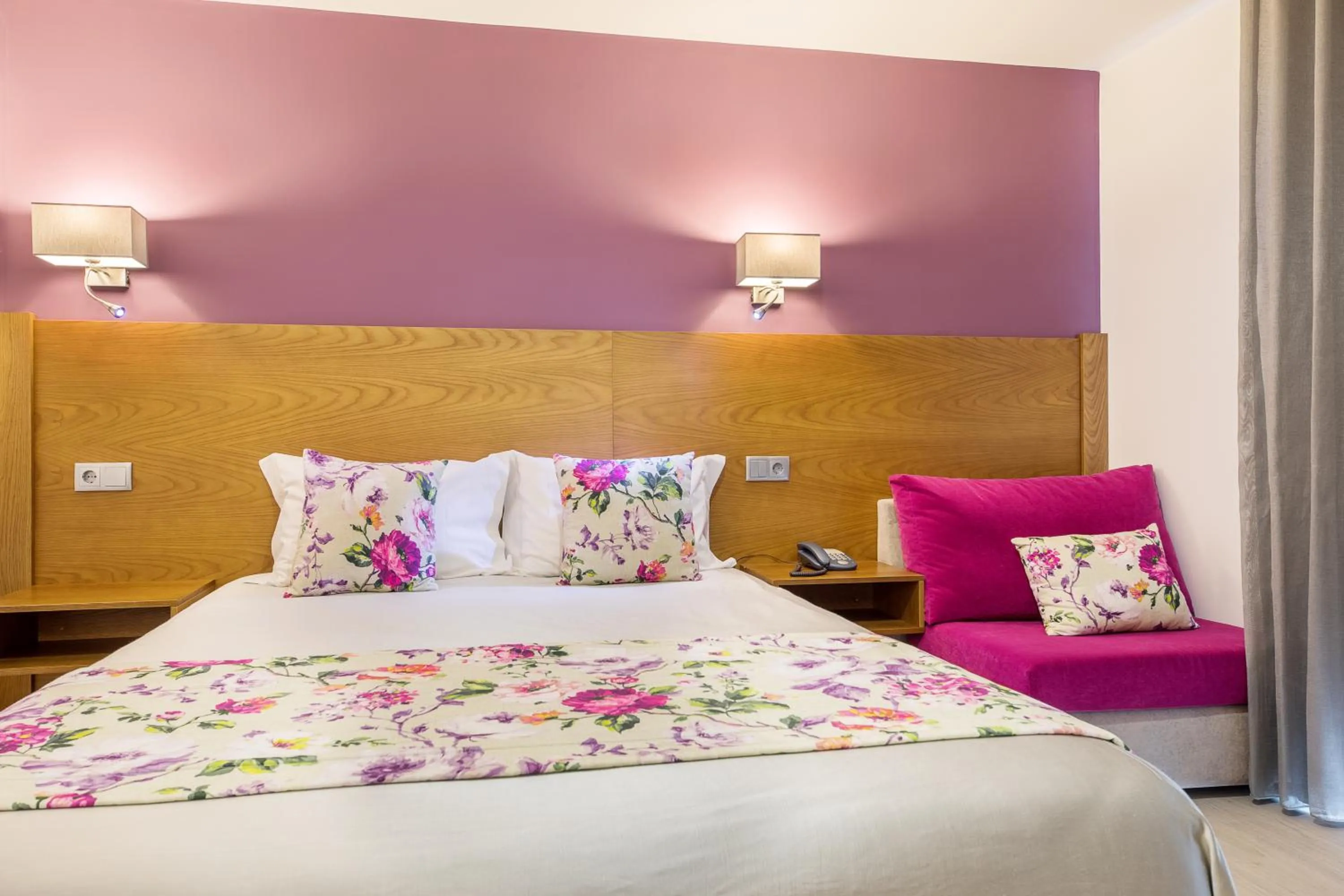 Bathroom, Bed in Hotel Santo António de Pádua