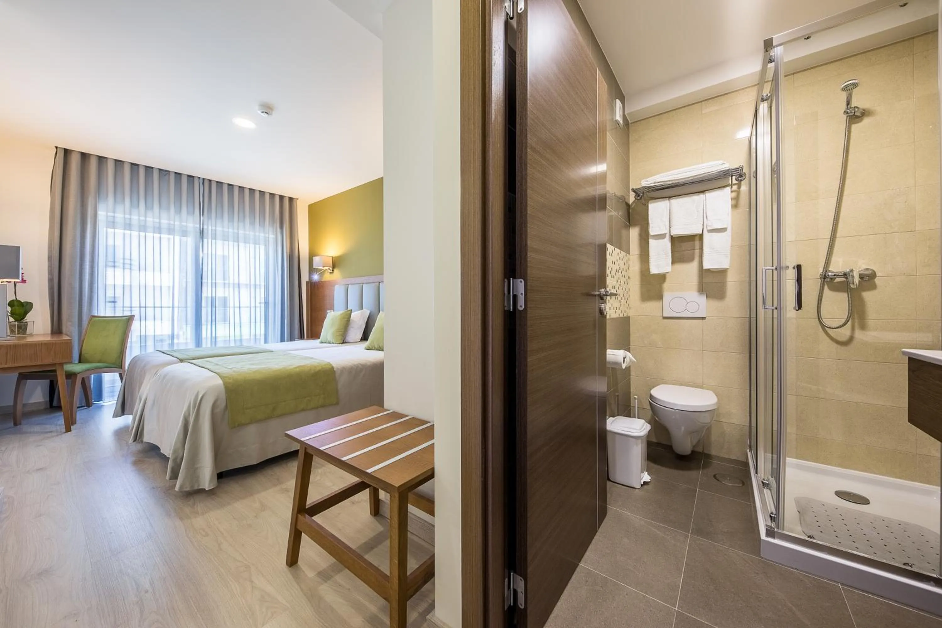 Bathroom, Bed in Hotel Santo António de Pádua