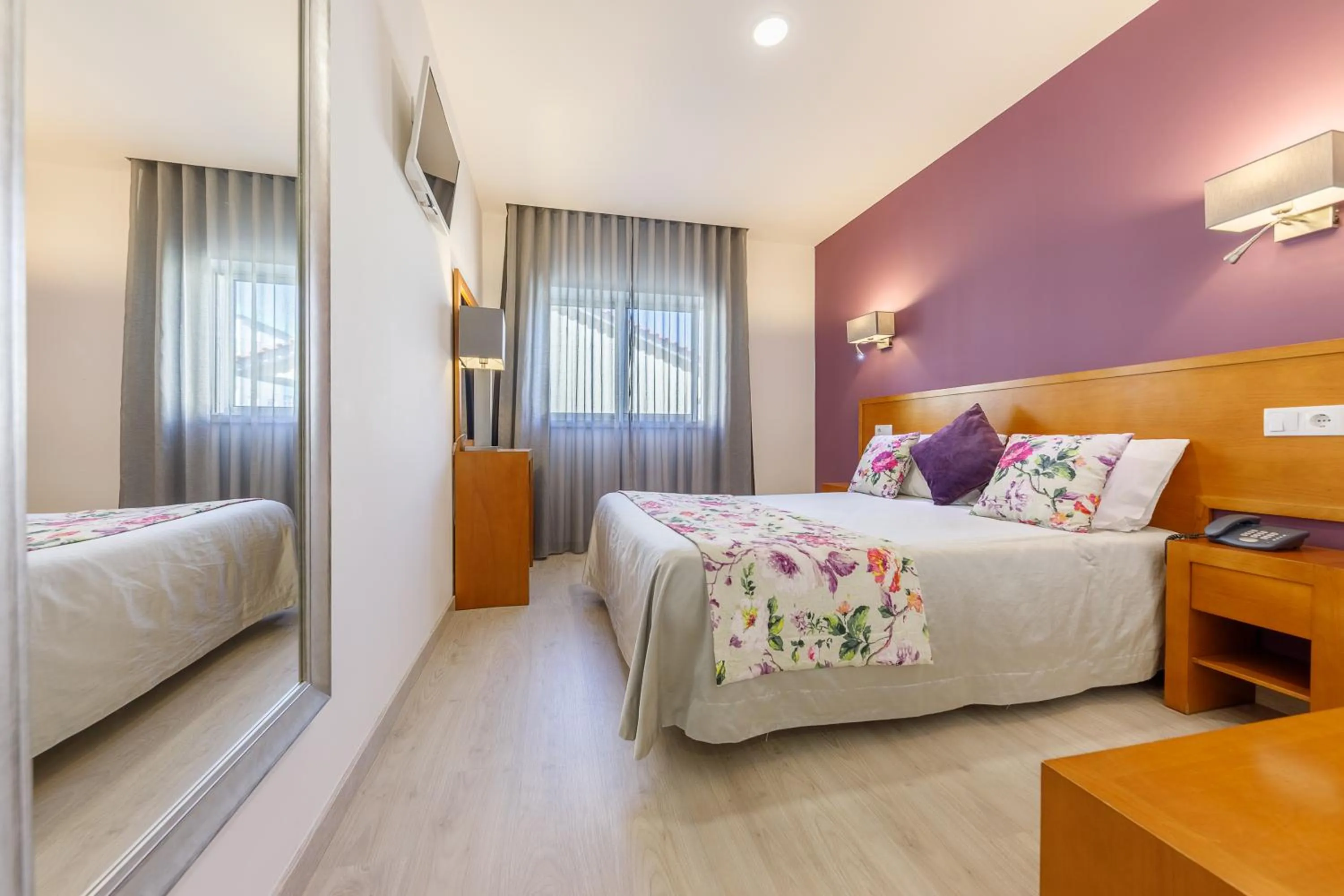 Bathroom, Bed in Hotel Santo António de Pádua