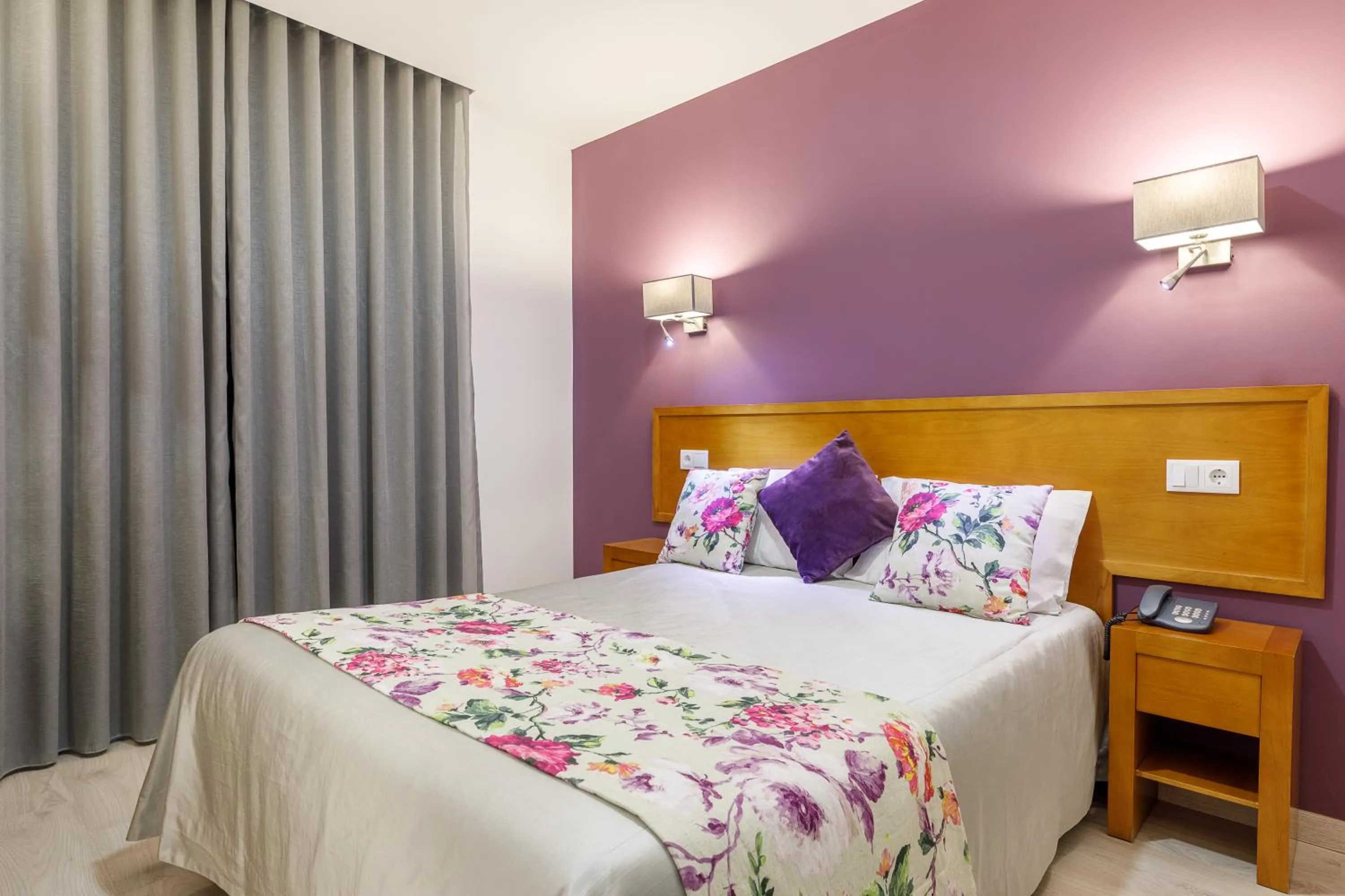 Property building, Bed in Hotel Santo António de Pádua