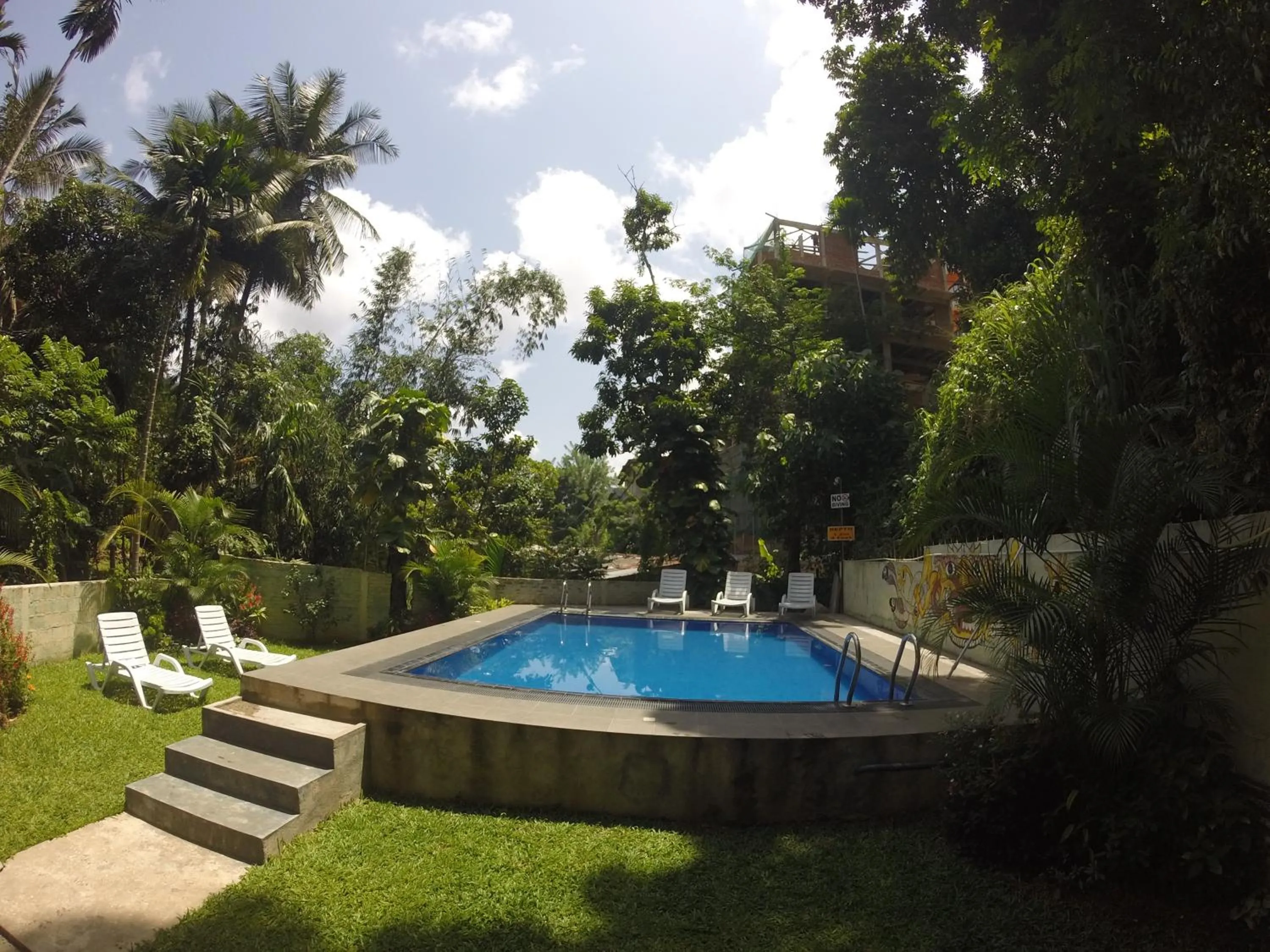 Swimming pool in Kandy Backpackers Hostel