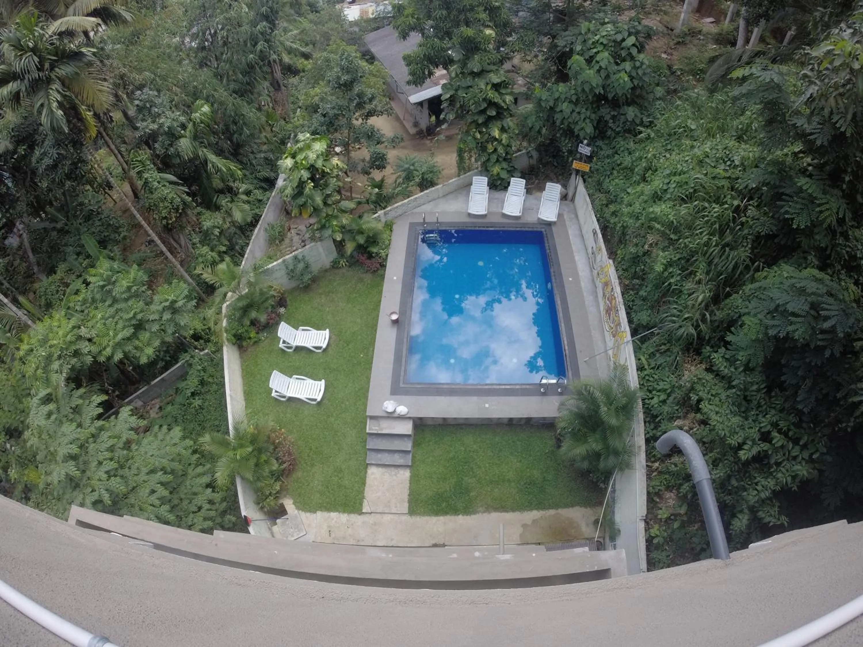 Swimming pool in Kandy Backpackers Hostel