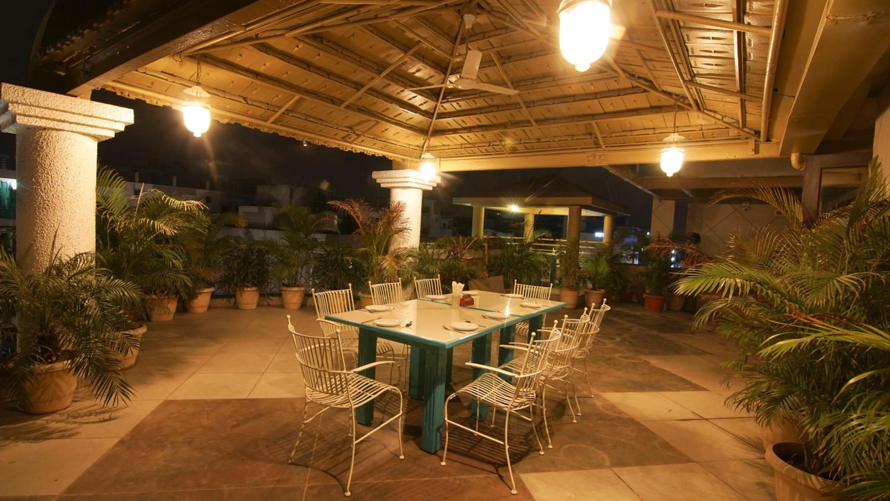 Restaurant/places to eat in Hotel Amrta