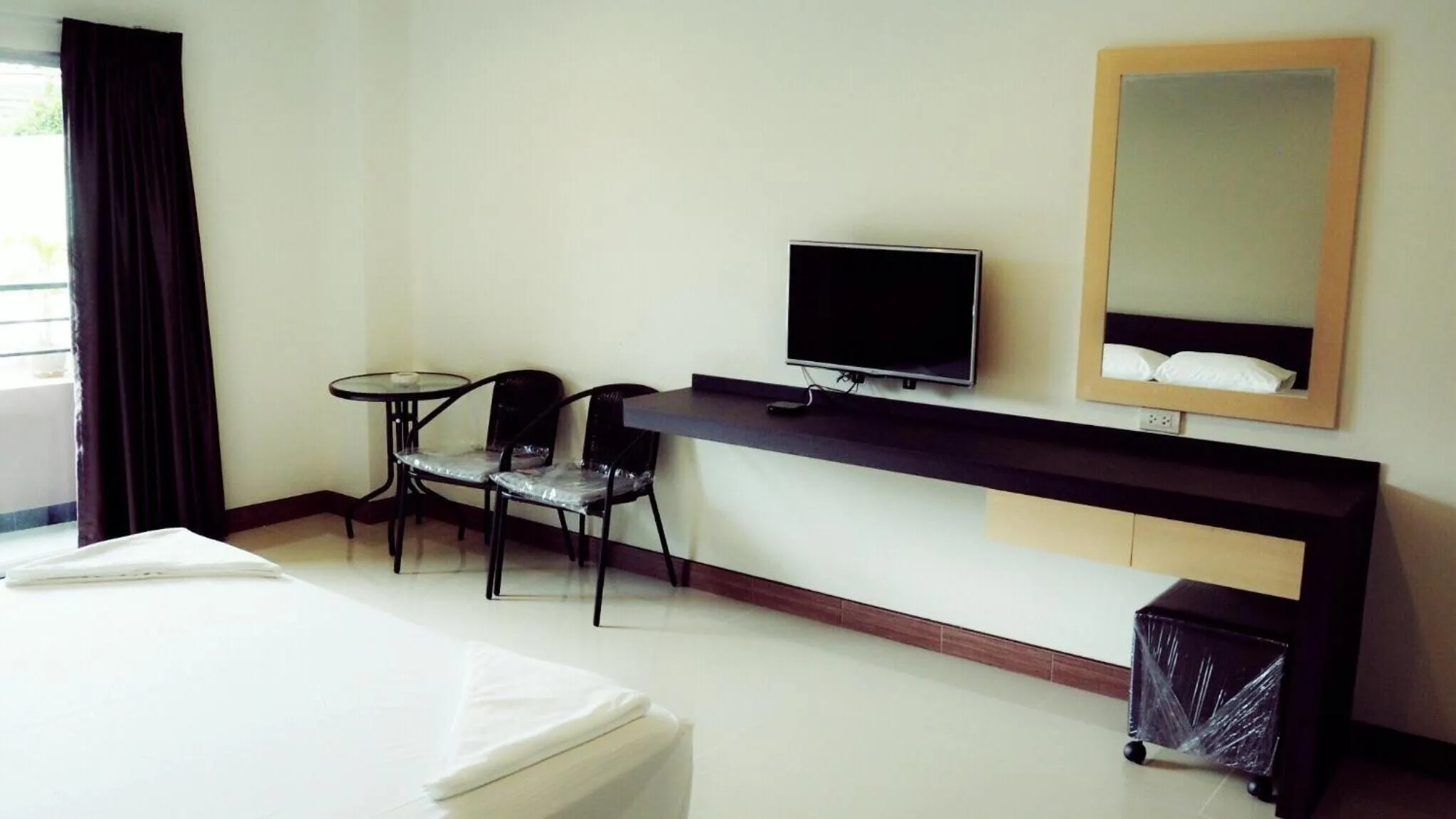 Seating area, Bed in B Space Residence