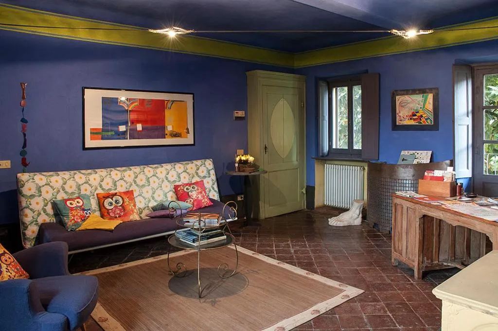 Communal lounge/ TV room in Lunafragola Atelier B&B