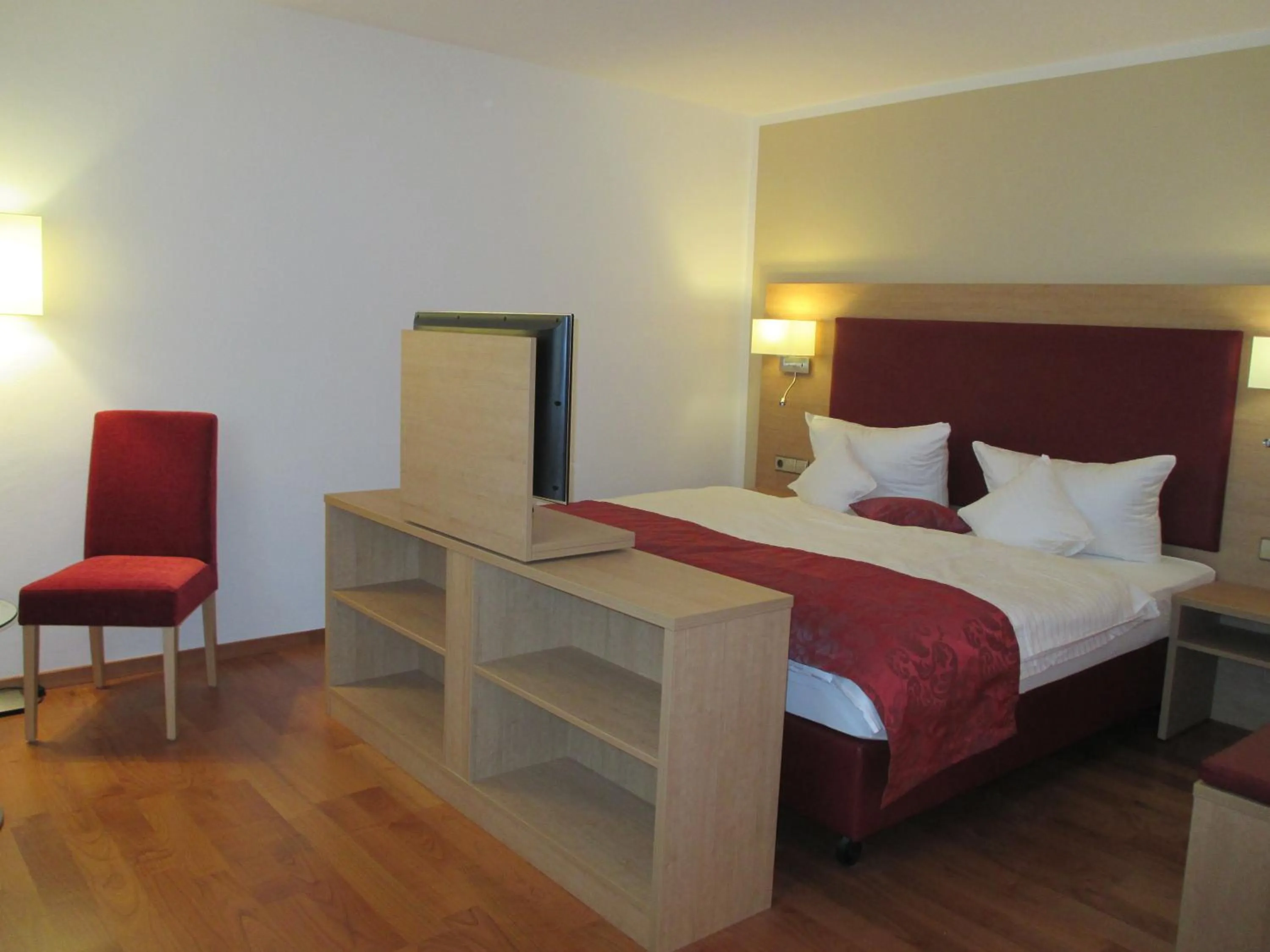 Photo of the whole room, Bed in Hotel am Yachthafen