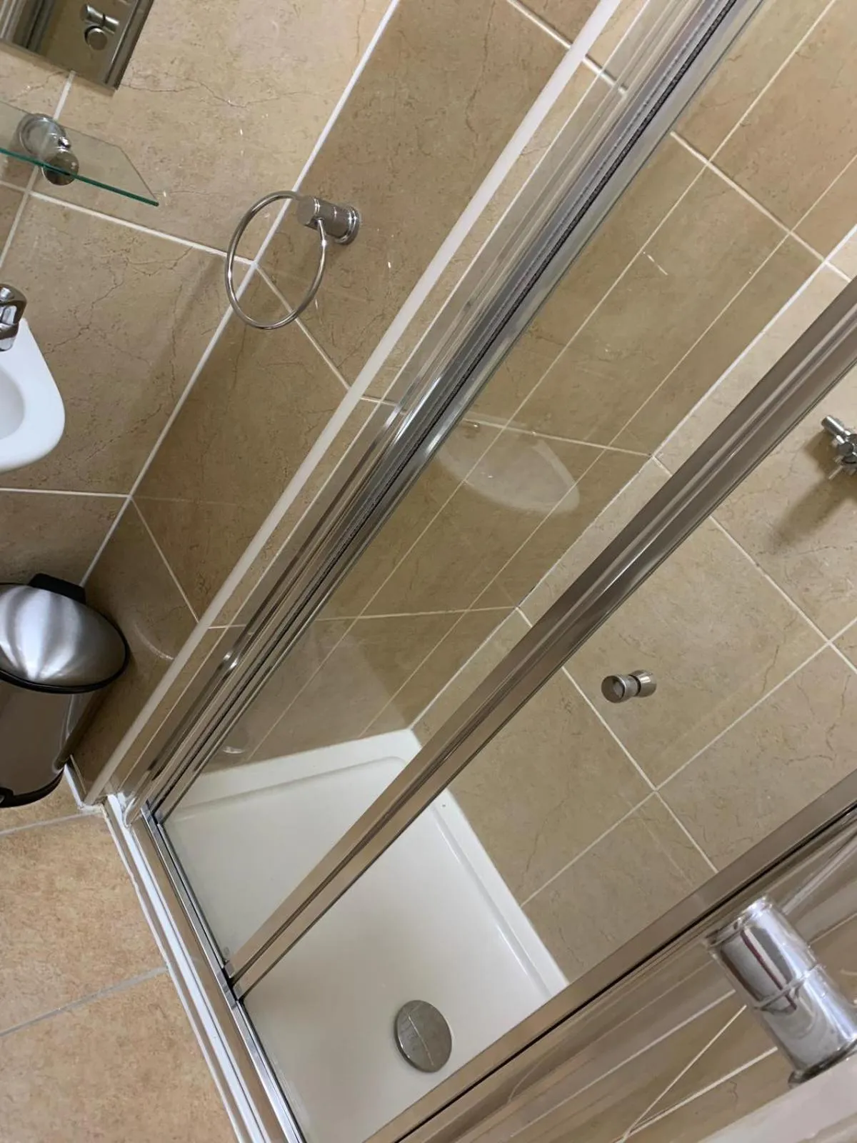 Shower in Waverley Inn Lodge