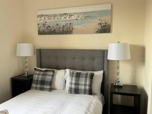 Bedroom, Bed in Royal Hotel