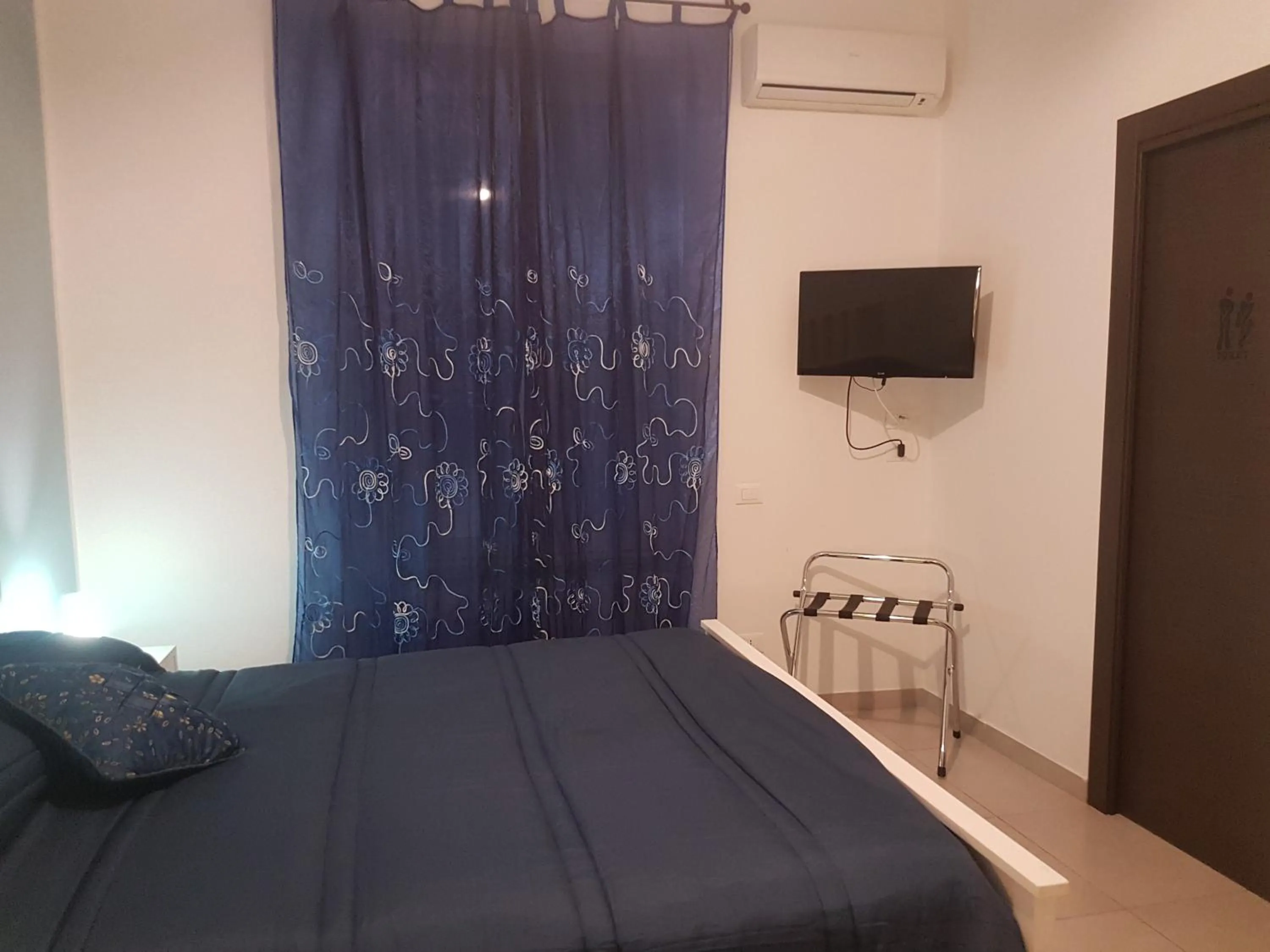 Photo of the whole room, Bed in Buonaluna B&B