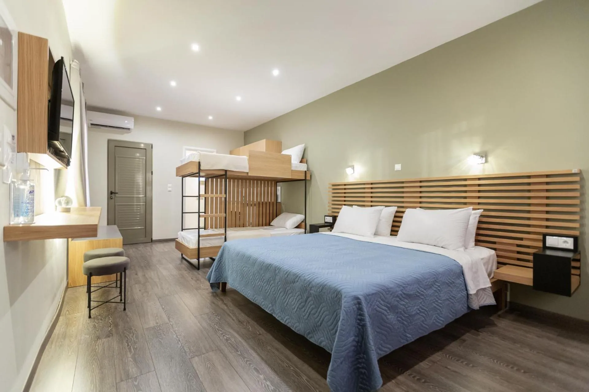 Photo of the whole room, Bed in Pegasus Rooms