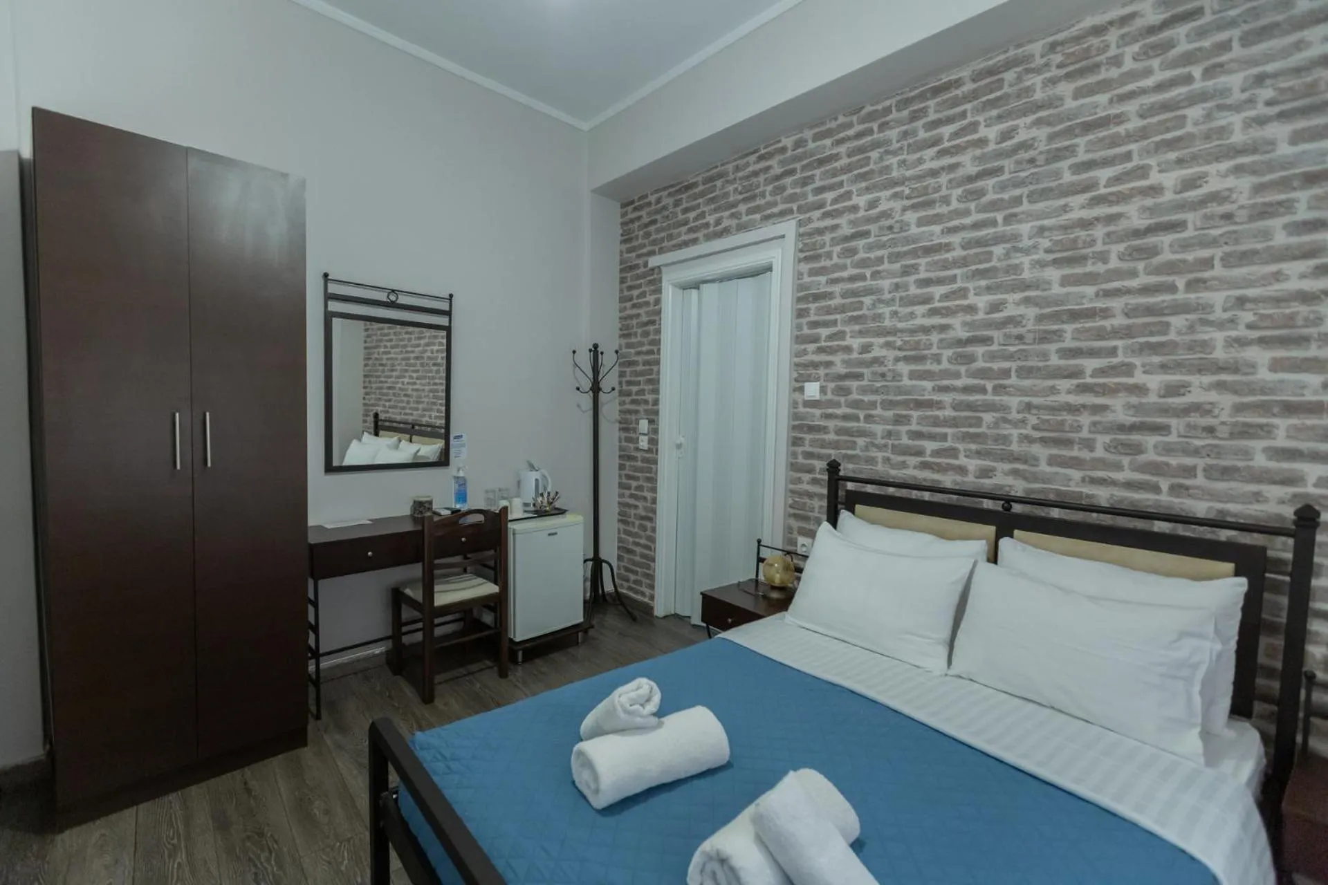 Photo of the whole room, Bed in Pegasus Rooms