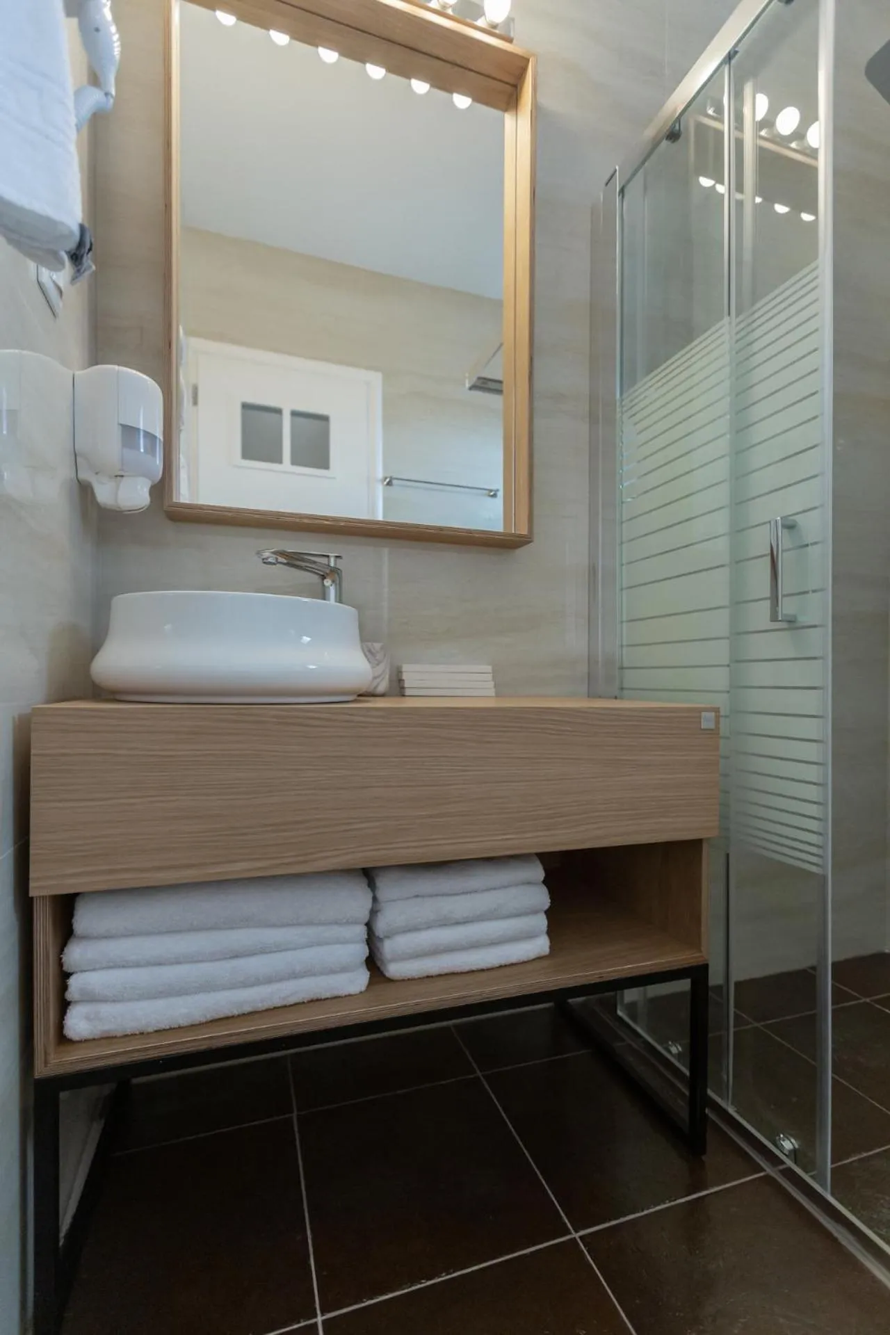 Bathroom, Bed in Pegasus Rooms