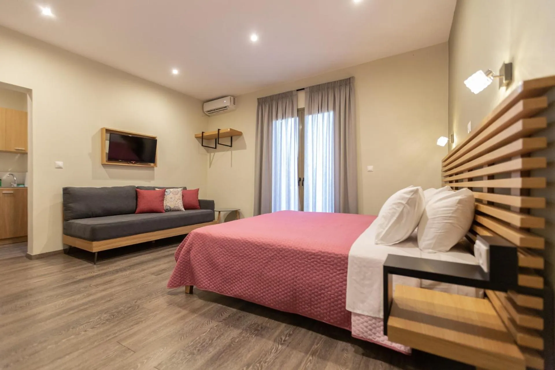 Photo of the whole room, Bed in Pegasus Rooms