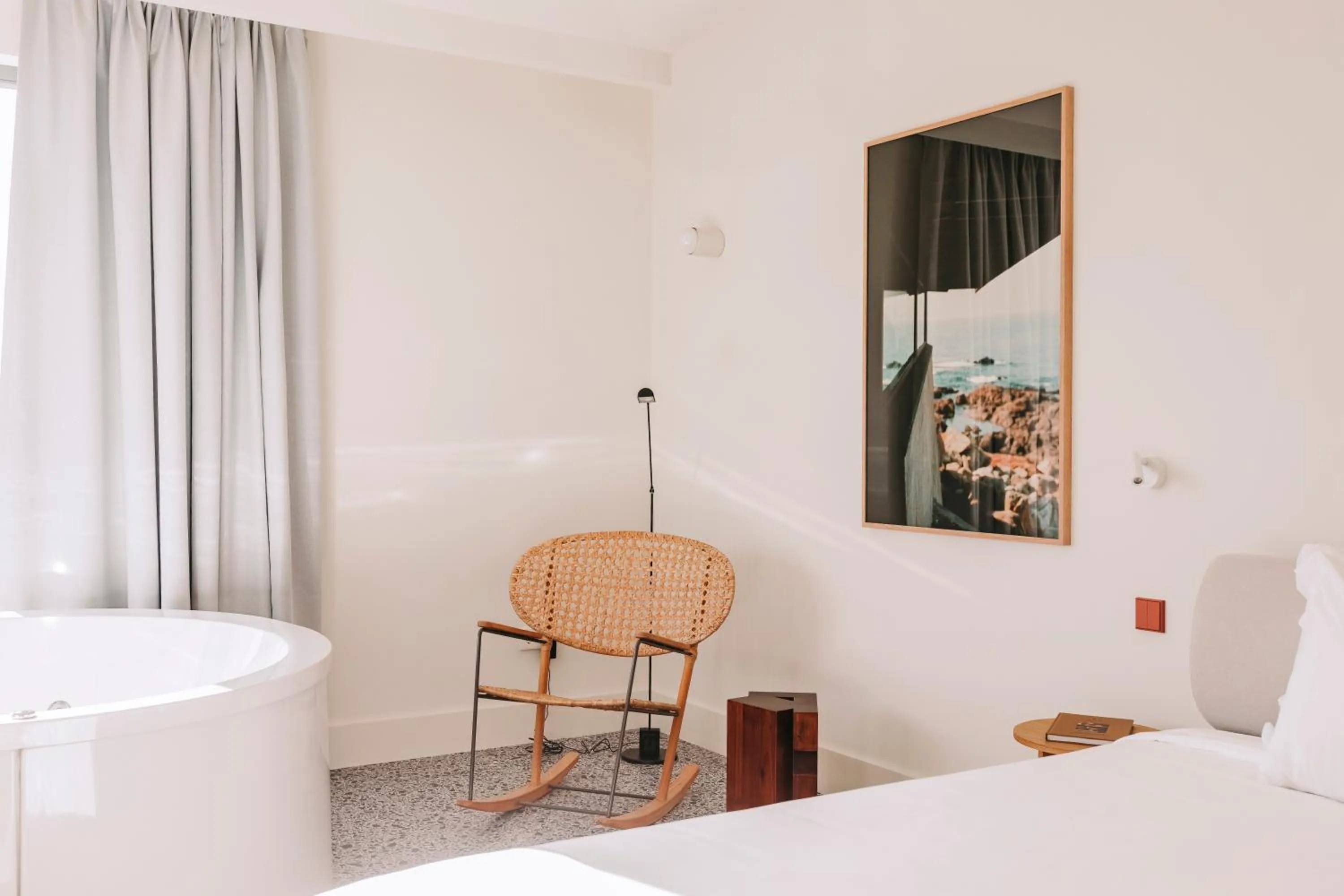 Seating area, Bed in LENSCAPE Coterie