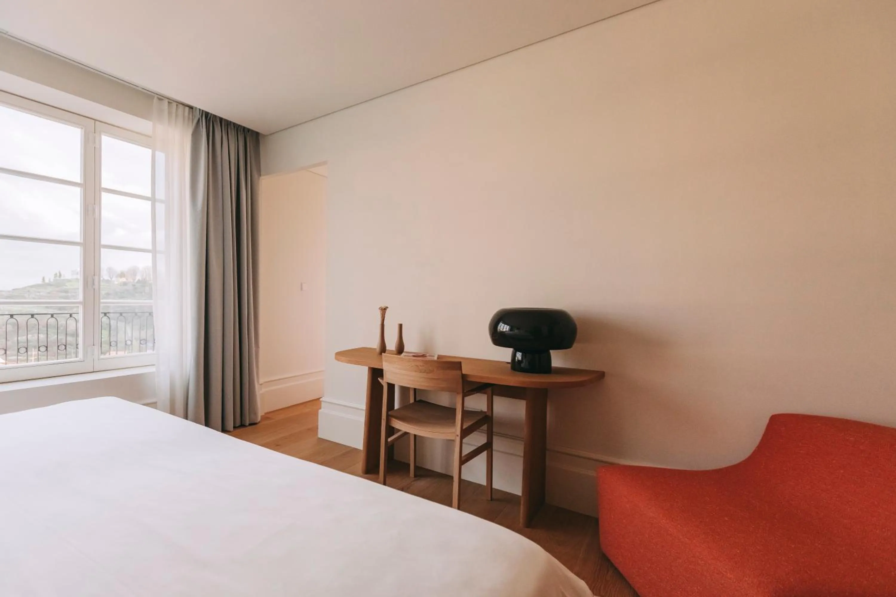 Seating area, Bed in LENSCAPE Coterie