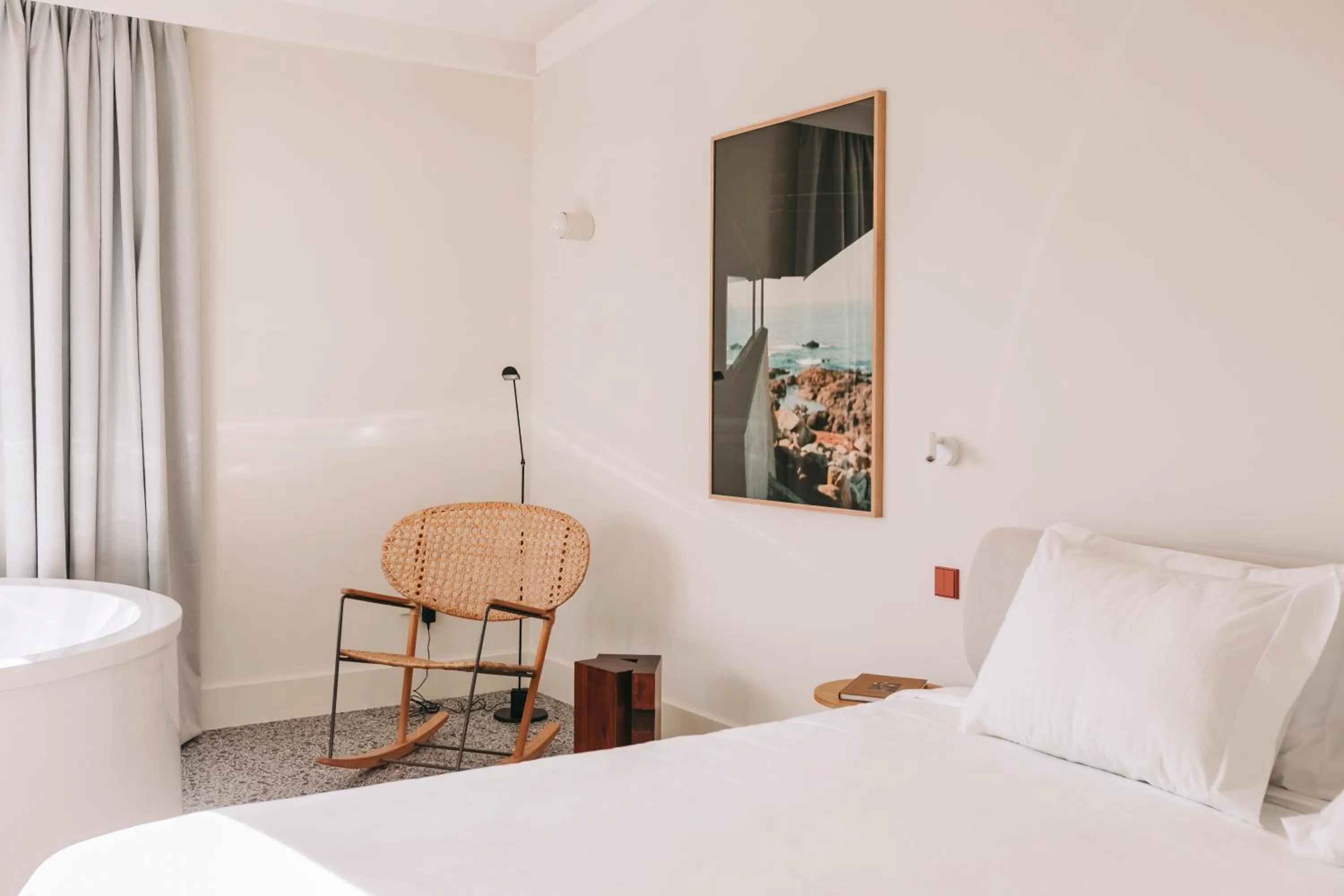 Seating area, Bed in LENSCAPE Coterie