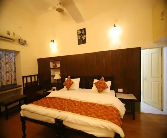 Bed in The Sarovar Palace