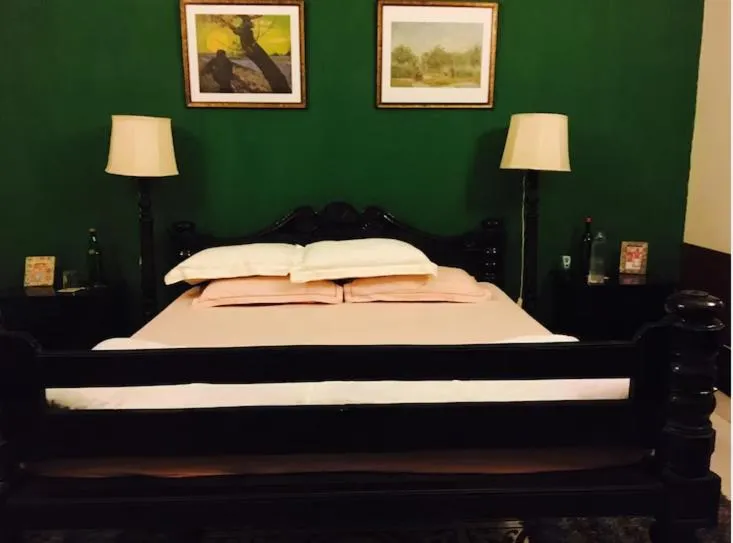 Bed in The Sarovar Palace