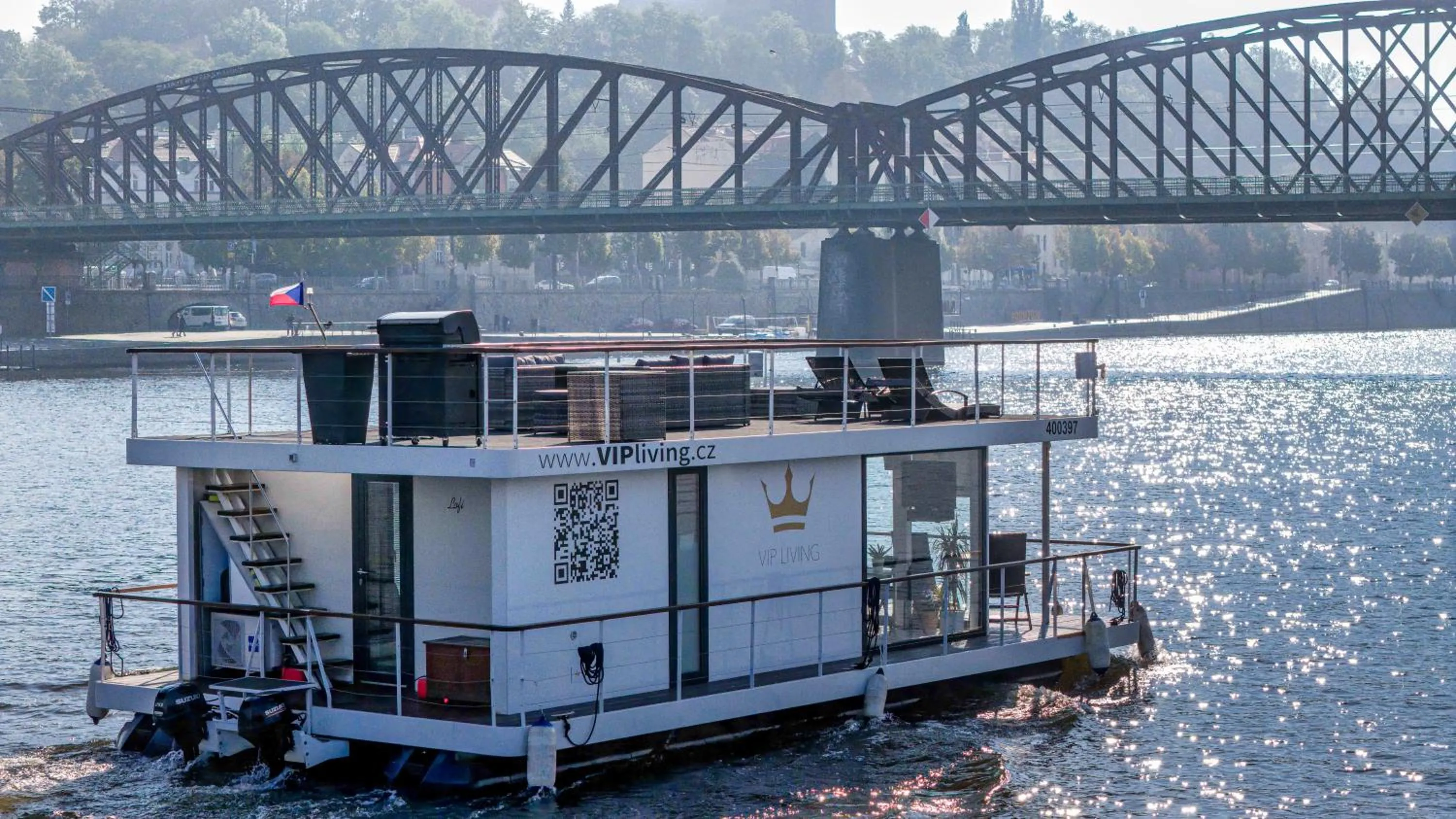 VIPliving Houseboat