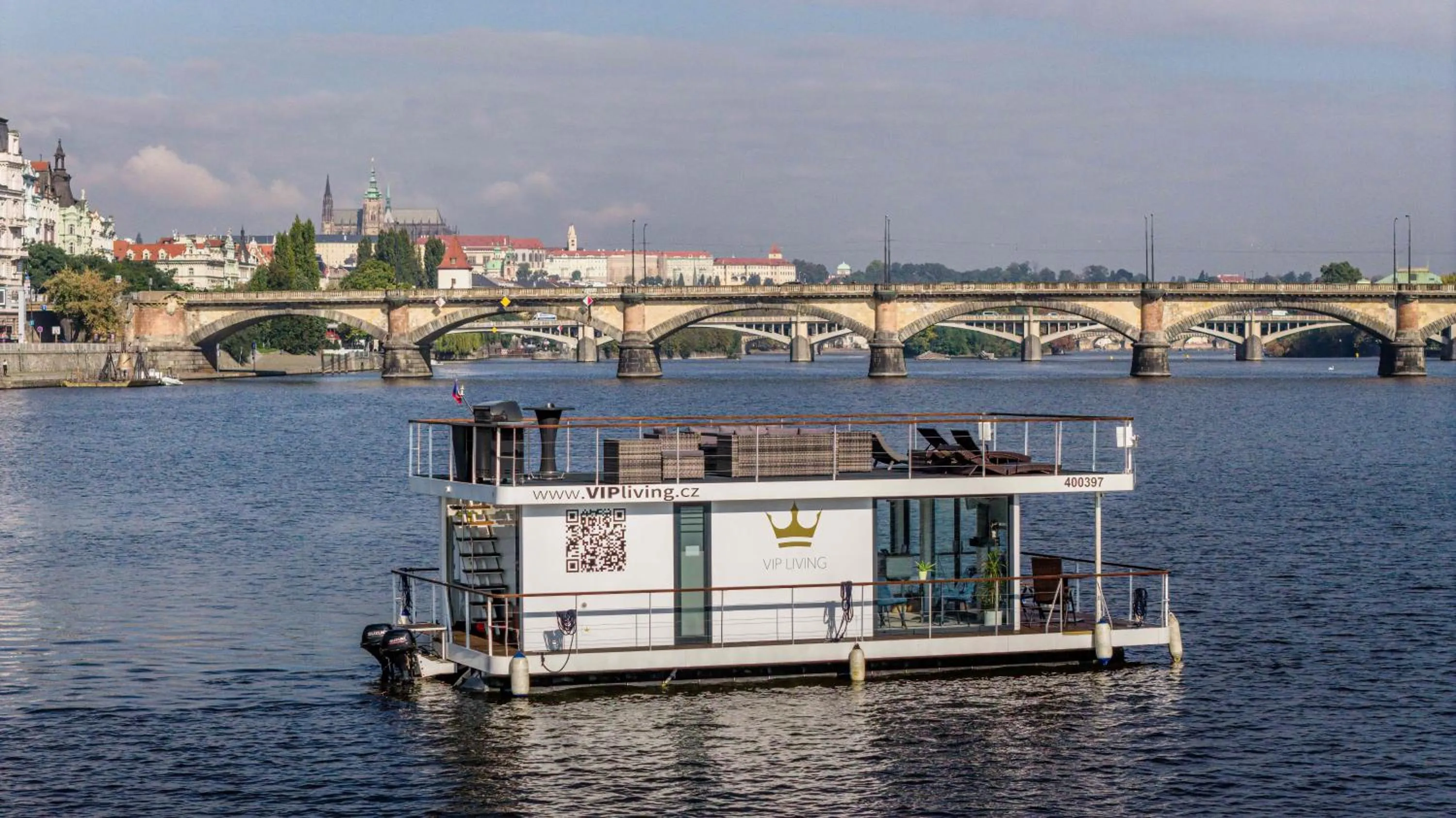 VIPliving Houseboat