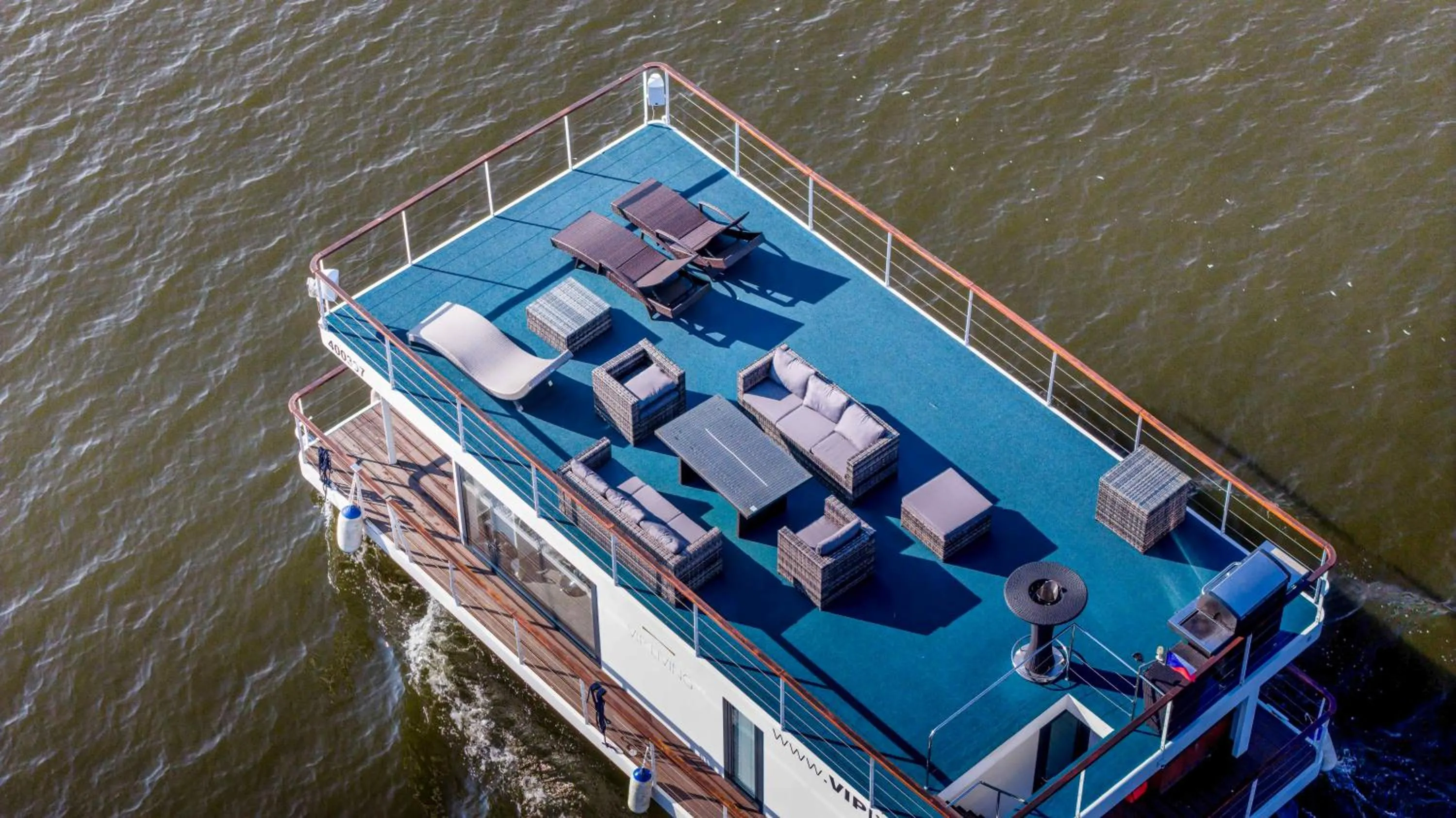 VIPliving Houseboat