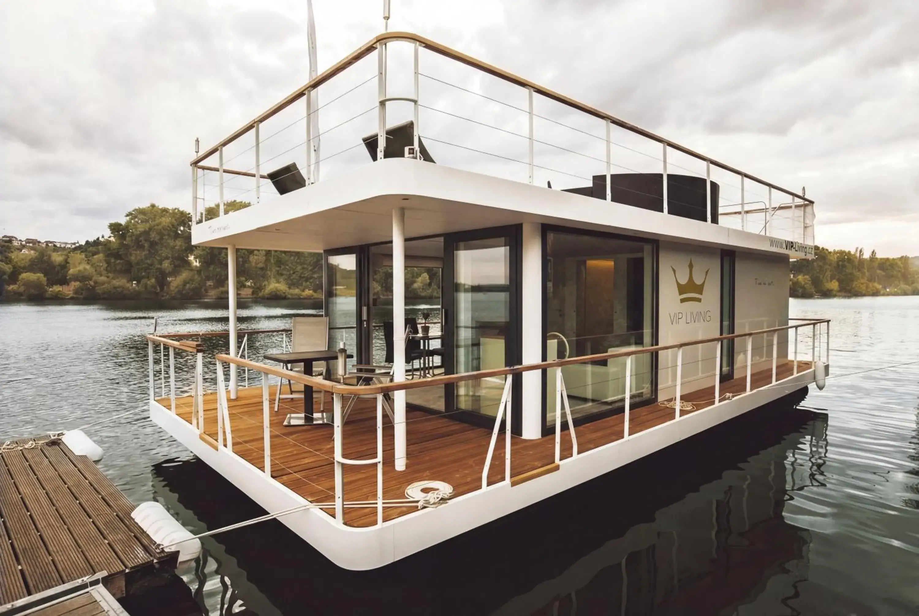 VIPliving Houseboat VIPliving Houseboat
