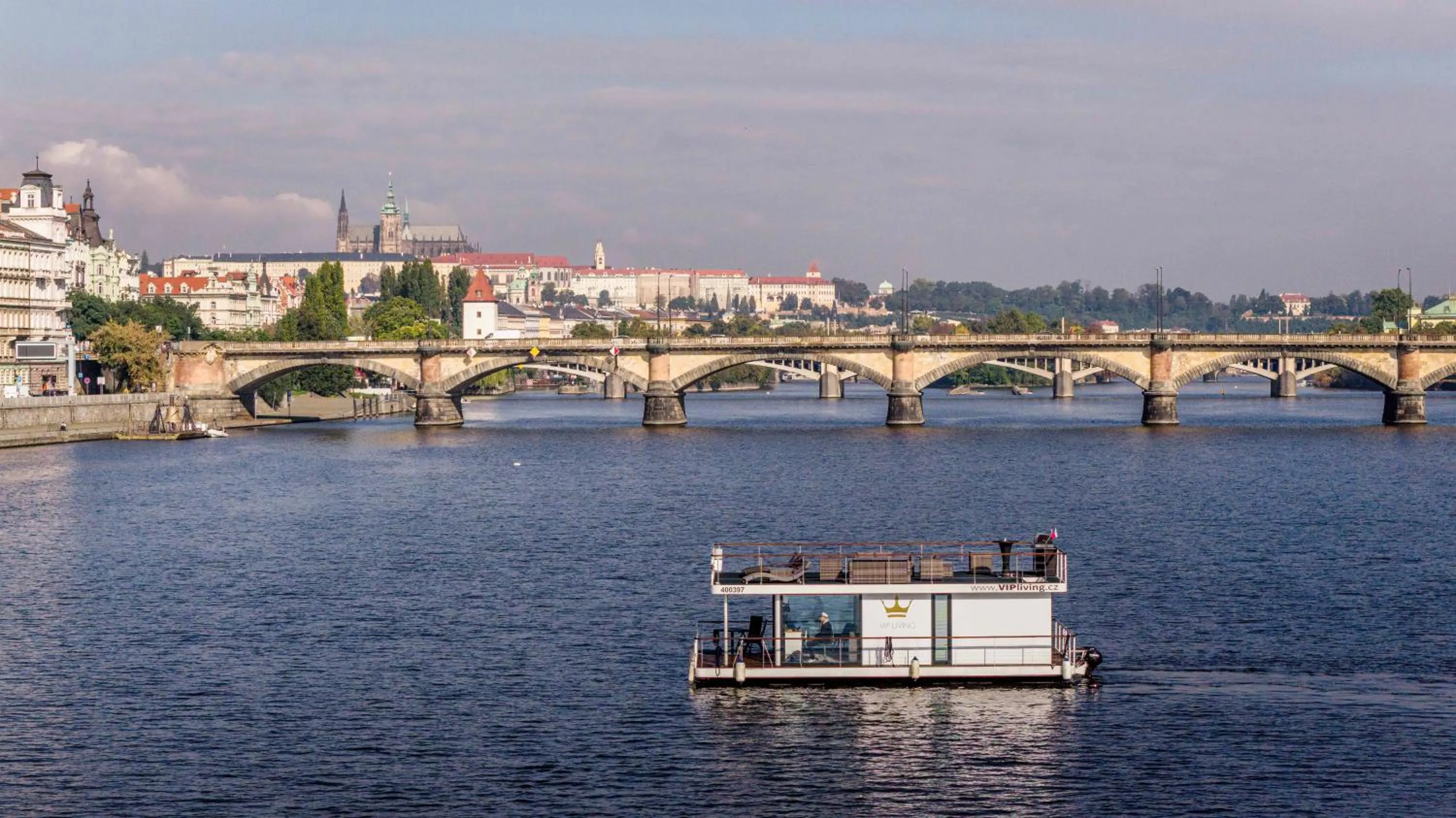 VIPliving Houseboat