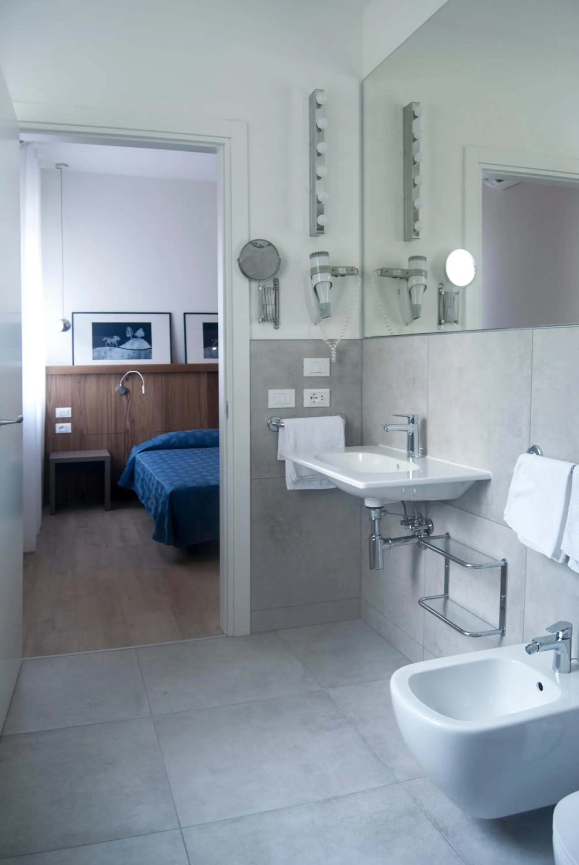 Bathroom, Bed in Hotel Oliva