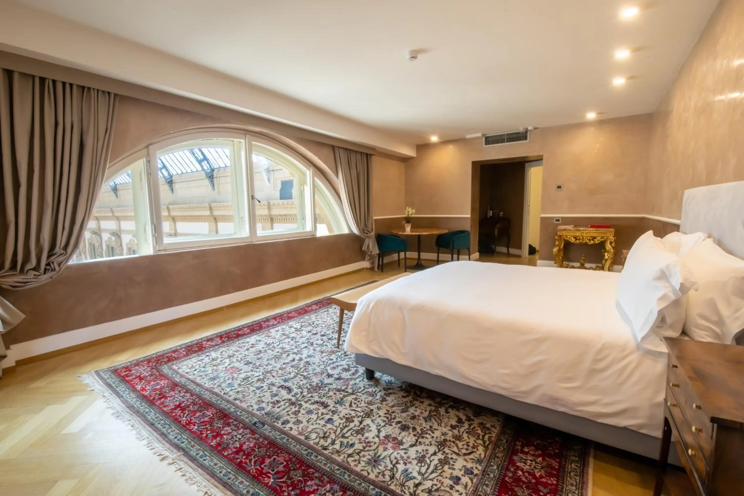 Seating area, Bed in Galleria Vik Milano - Townhouse Galleria - Small Luxury Hotels of the World