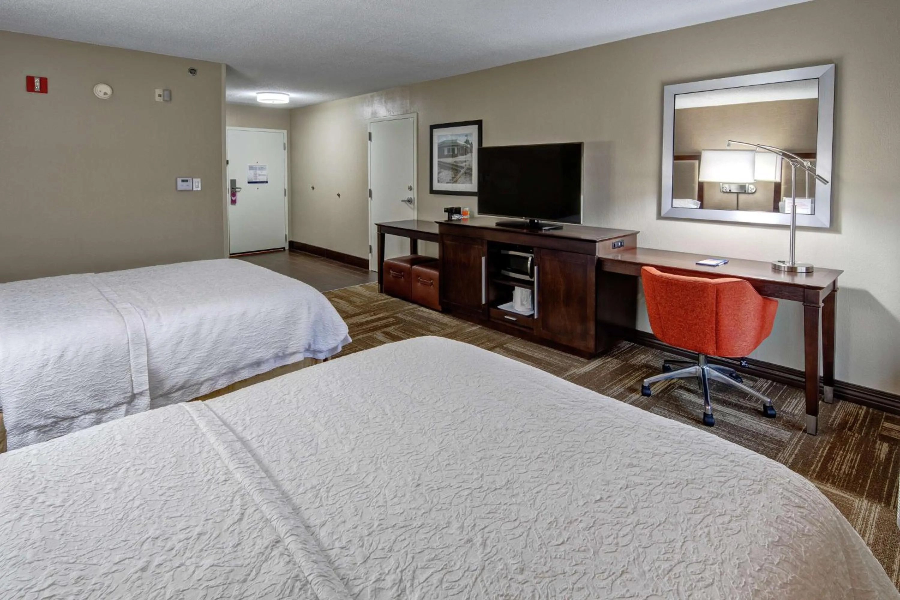 Photo of the whole room, Bed in Hampton Inn Corinth