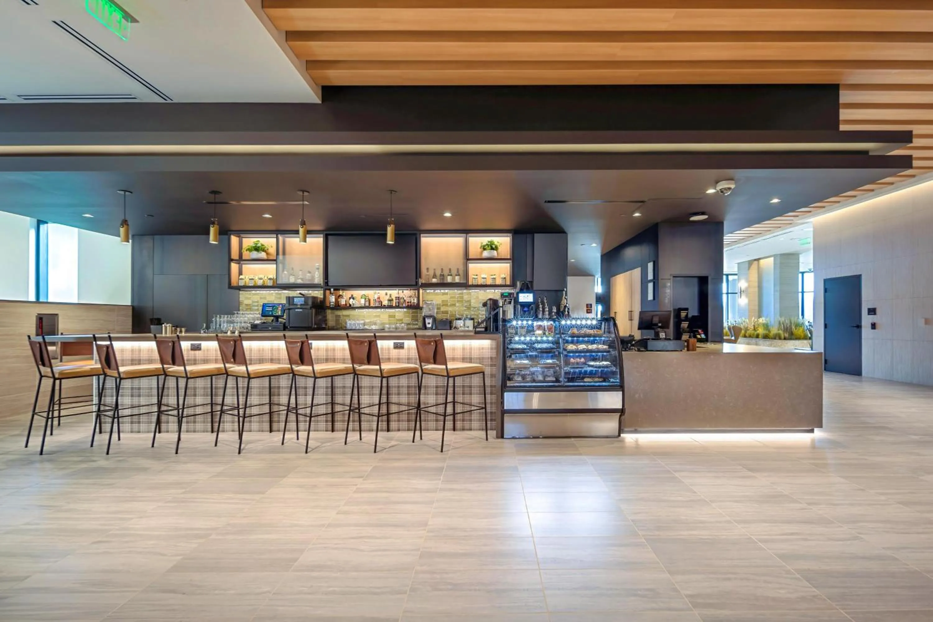 Lounge or bar in The Key Hotel Dubuque, Tapestry Collection By Hilton