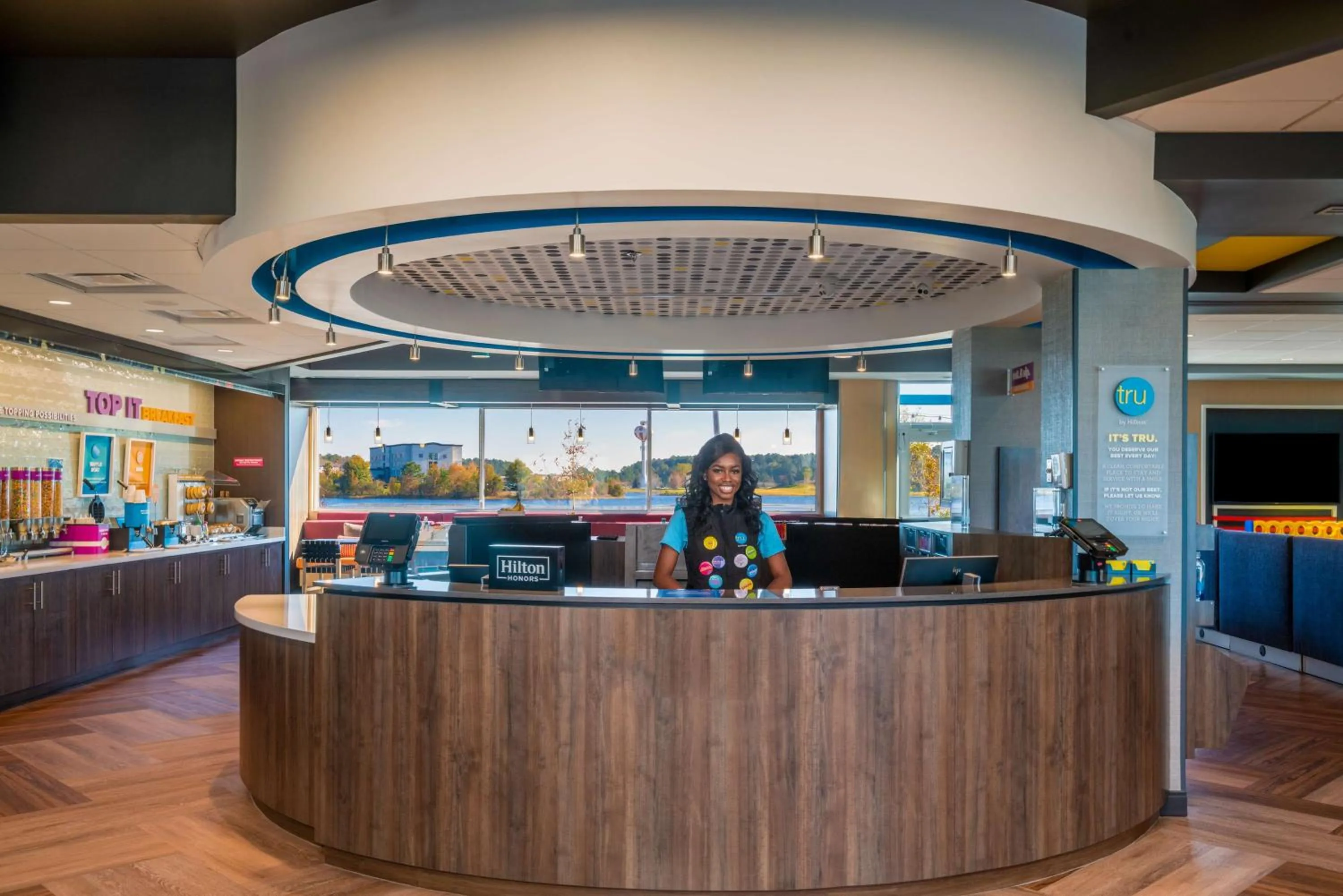 Lobby or reception in Tru By Hilton Savannah Airport