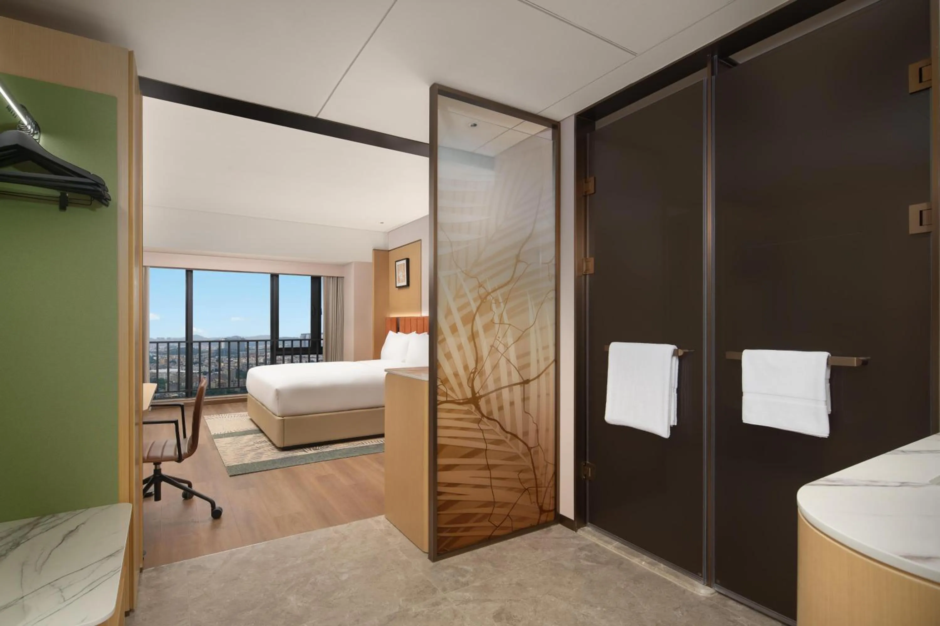 Bathroom, Bed in Hilton Garden Inn Shenzhen Pingshan Chaoshang Plaza