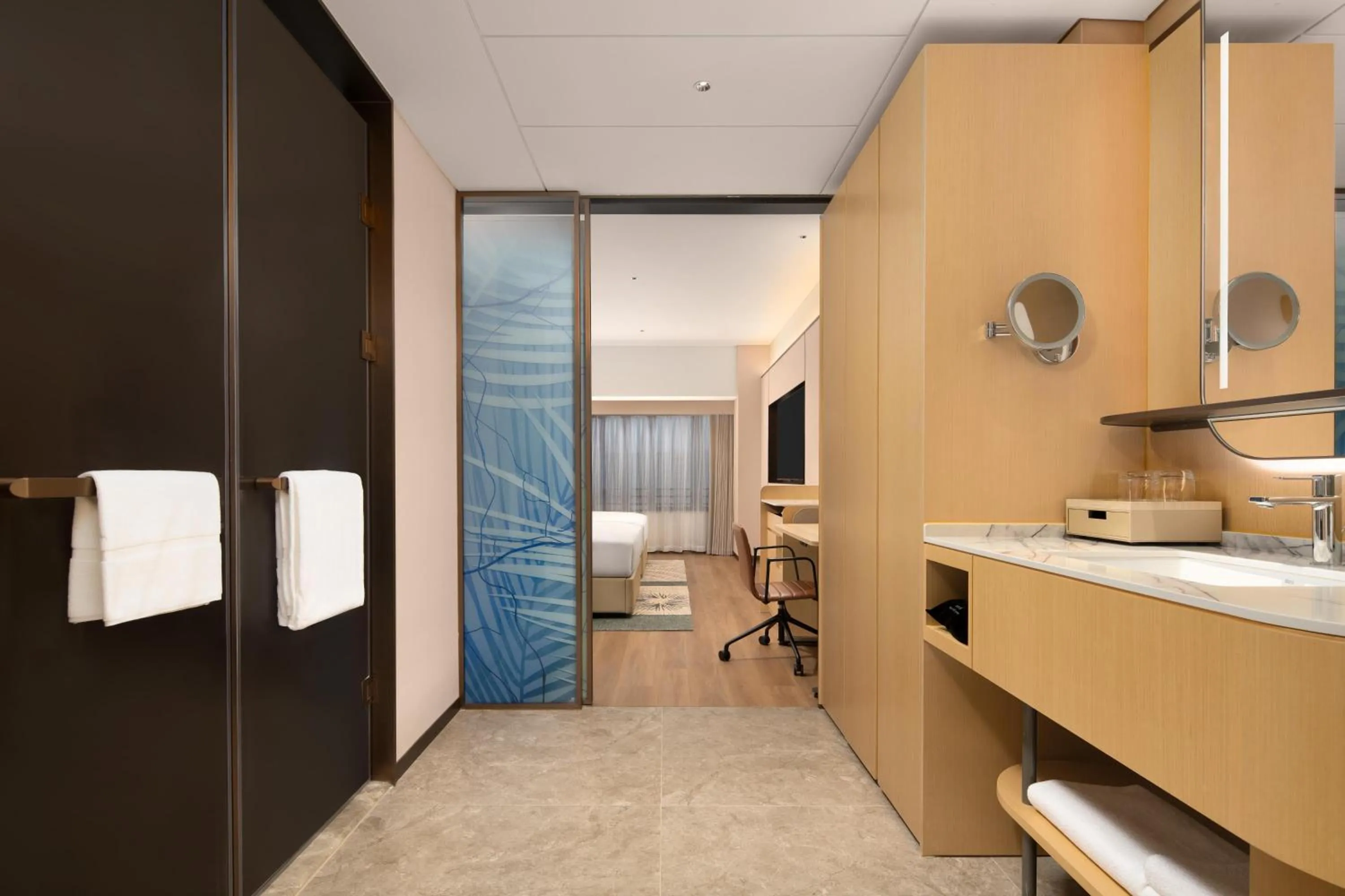 Bathroom, Bed in Hilton Garden Inn Shenzhen Pingshan Chaoshang Plaza