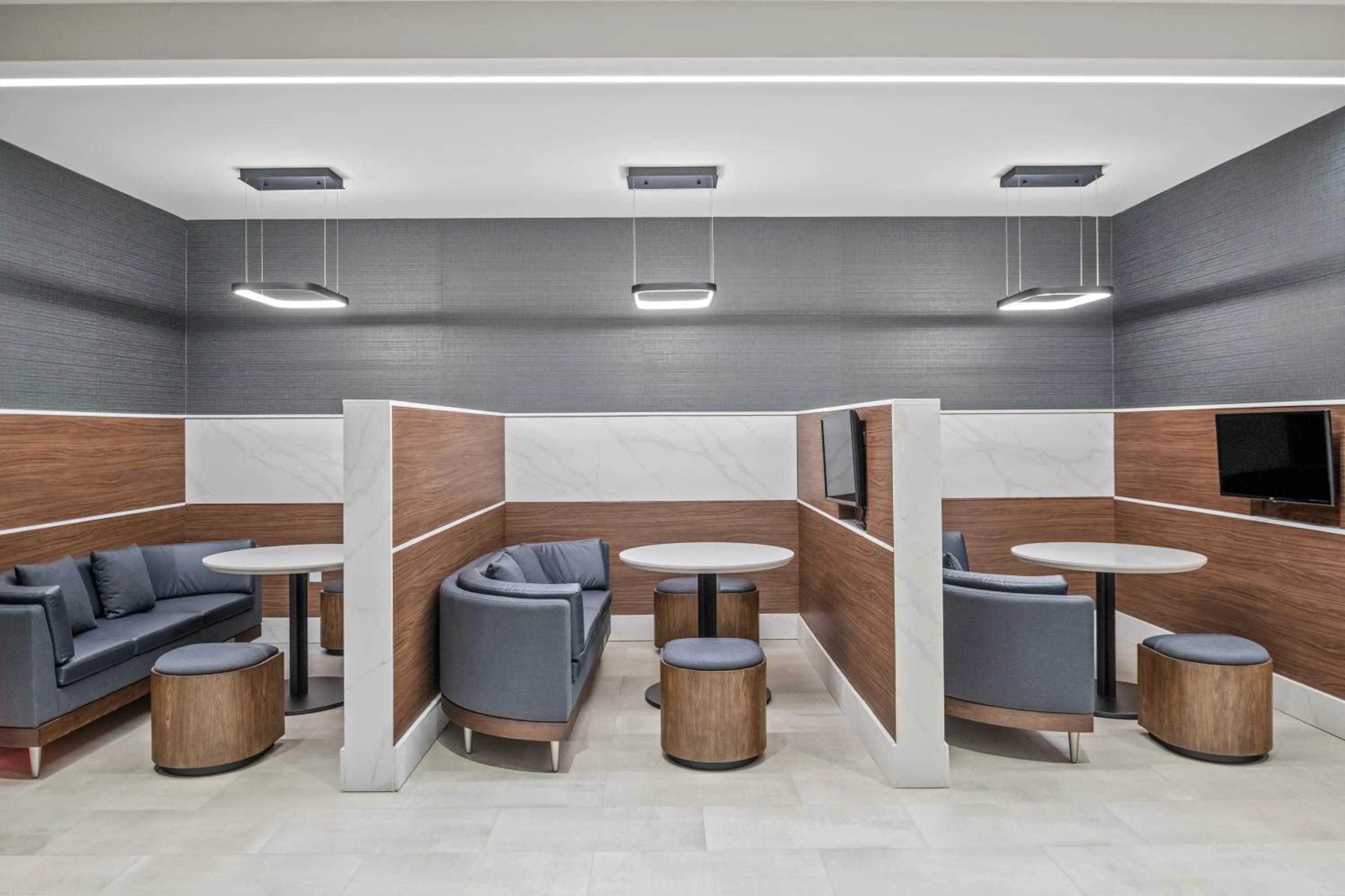 Dining area in Courtyard by Marriott Woodland
