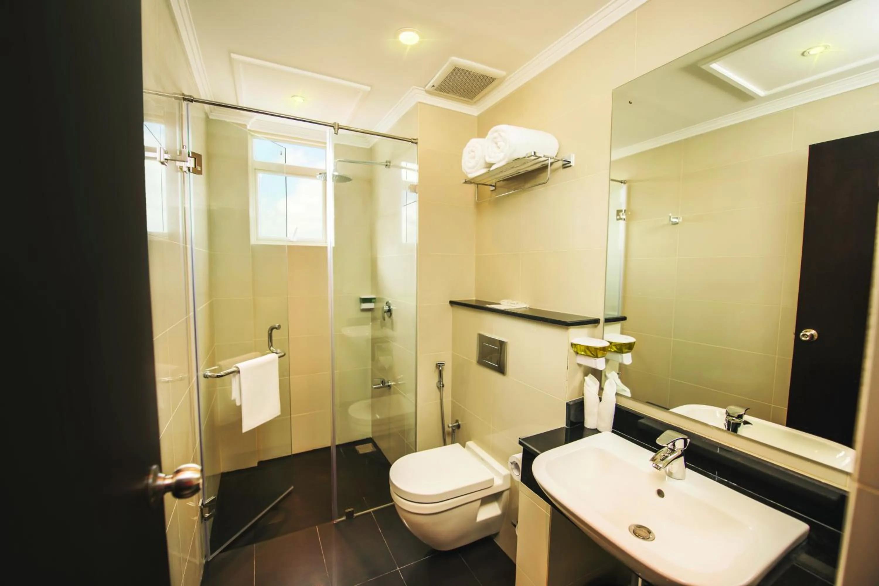 Bathroom in Fair View Hotel Colombo