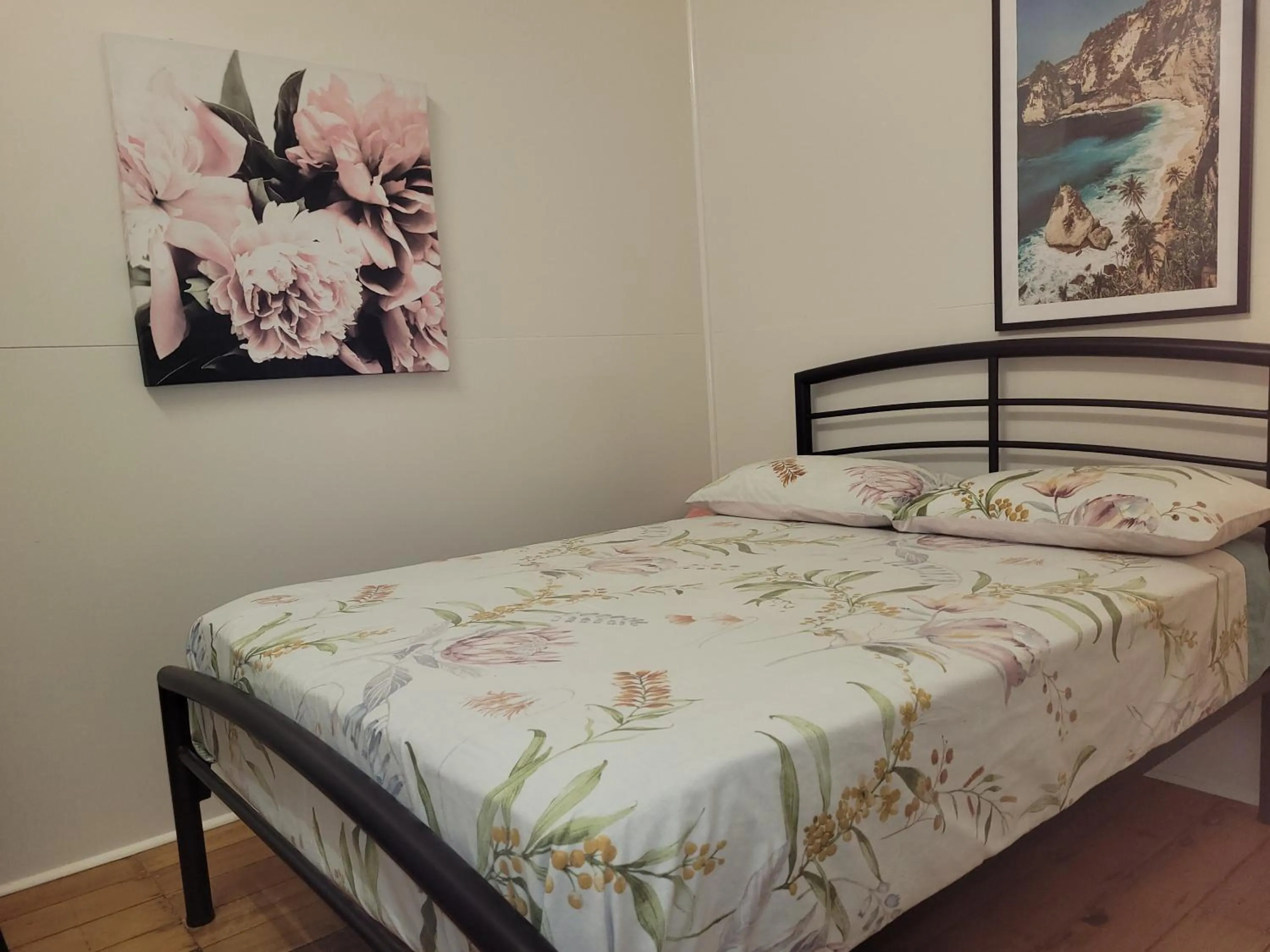 Bedroom, Bed in Travellers Paradise