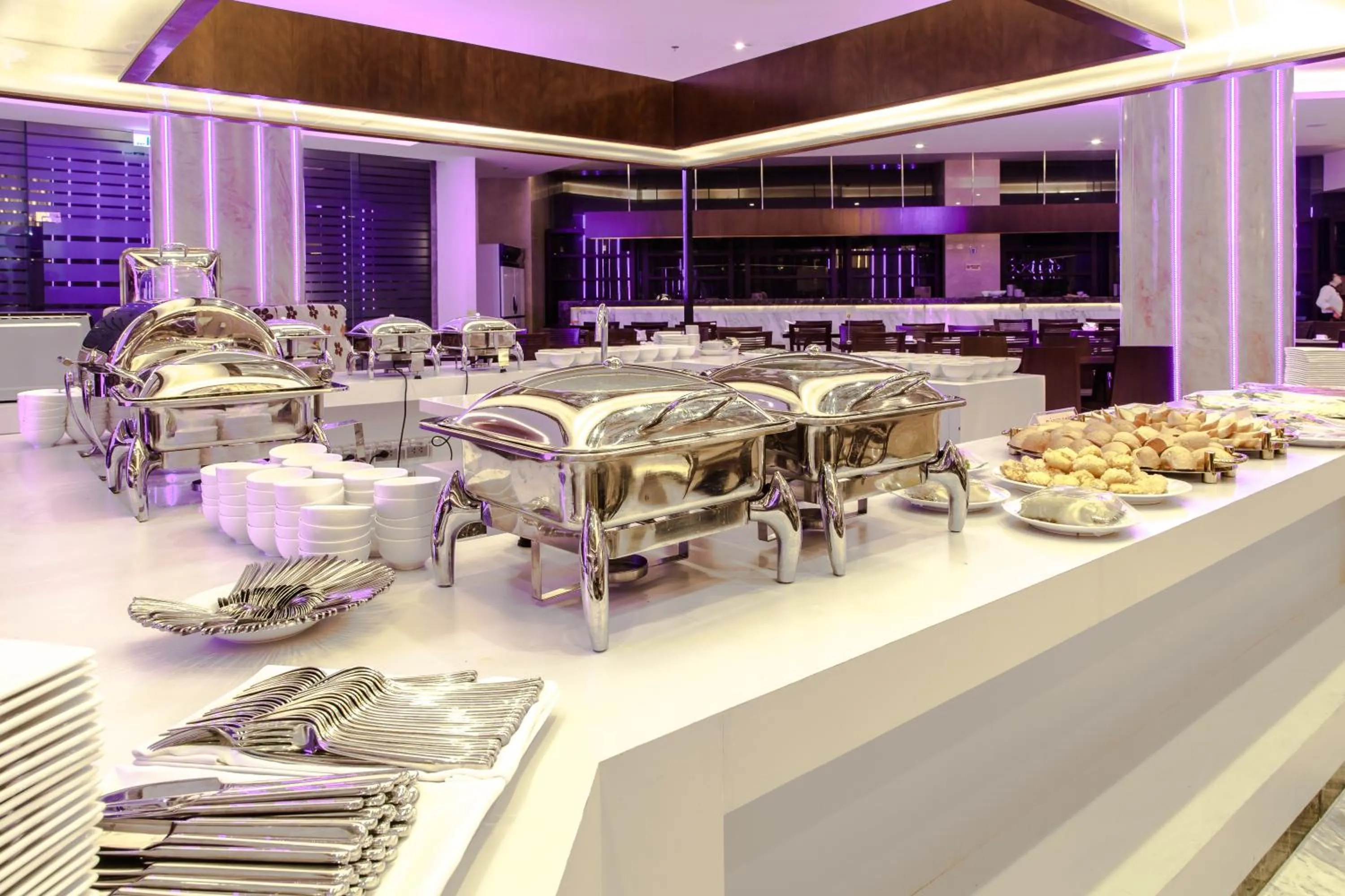 Restaurant/places to eat in Army Hotel