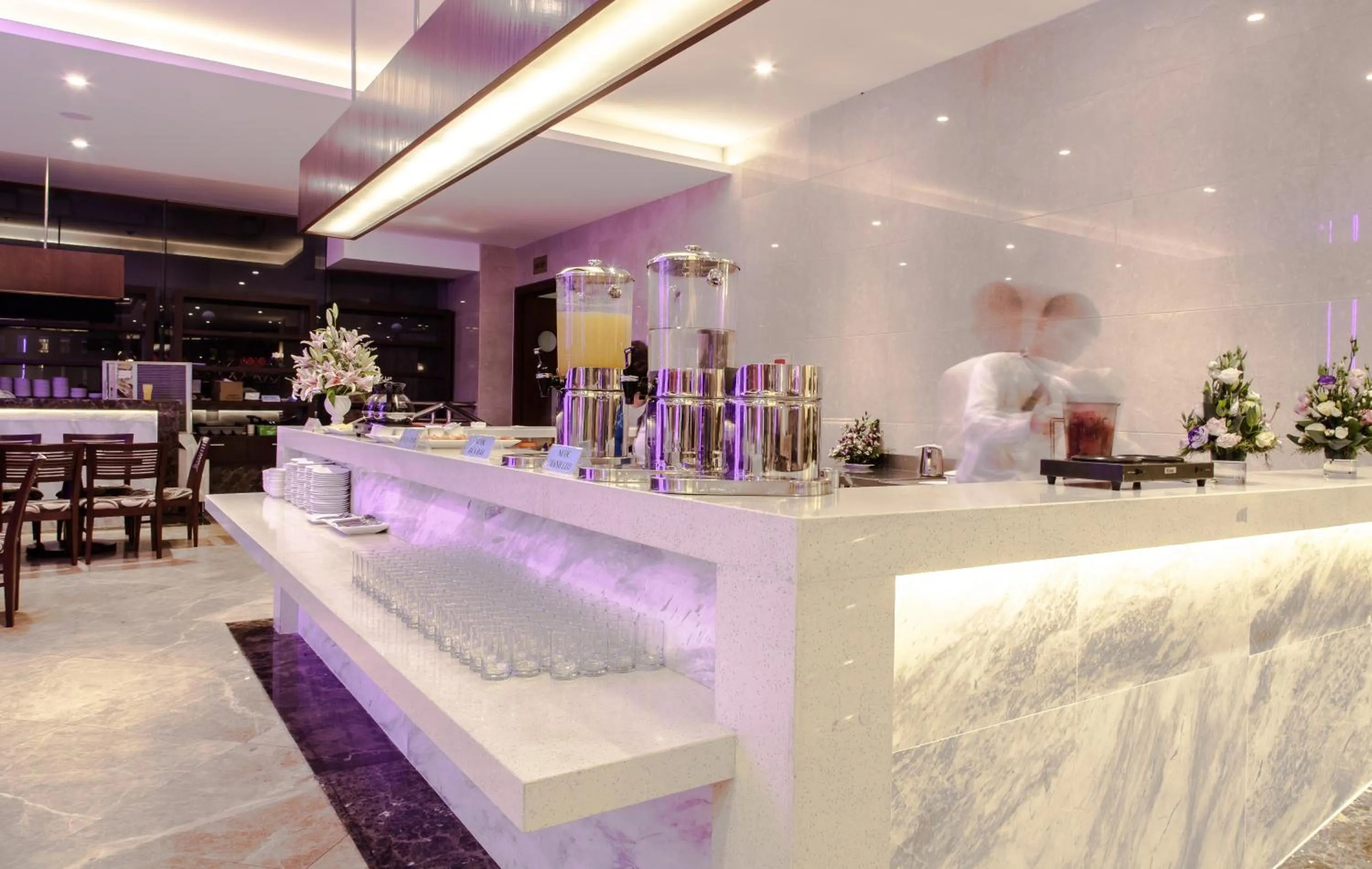 Restaurant/places to eat in Army Hotel