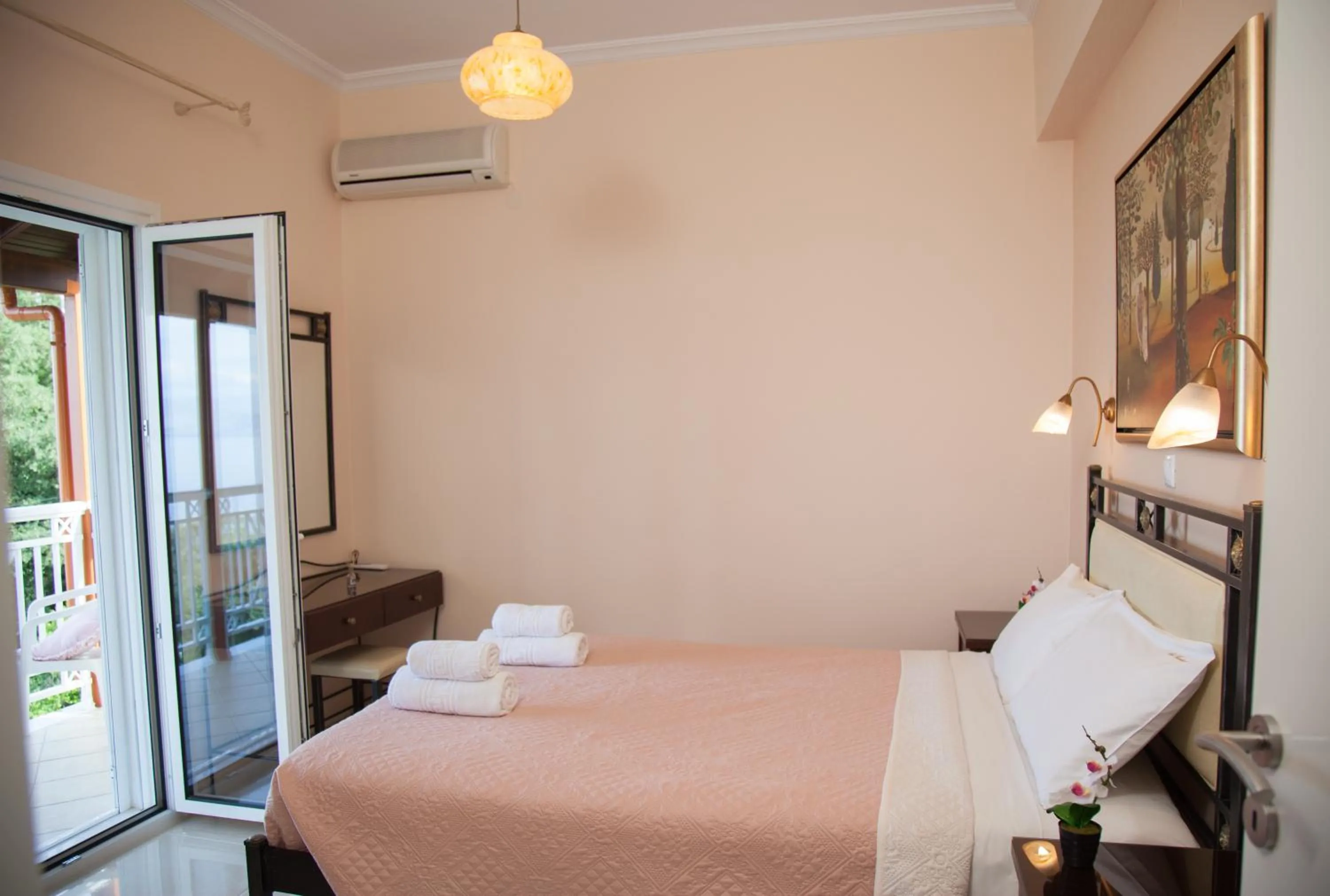 Decorative detail, Bed in Brentanos Apartments - A - View of Paradise