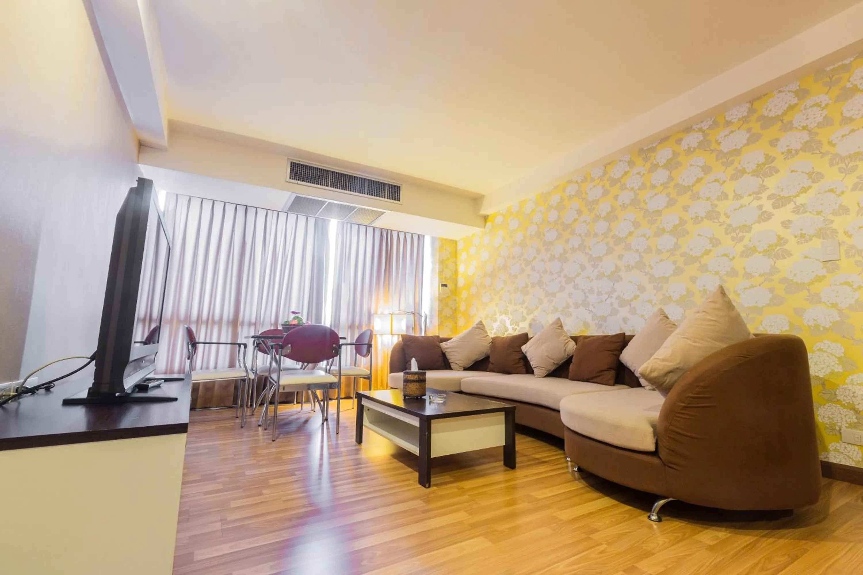 Bed in Three Seasons Bangkok